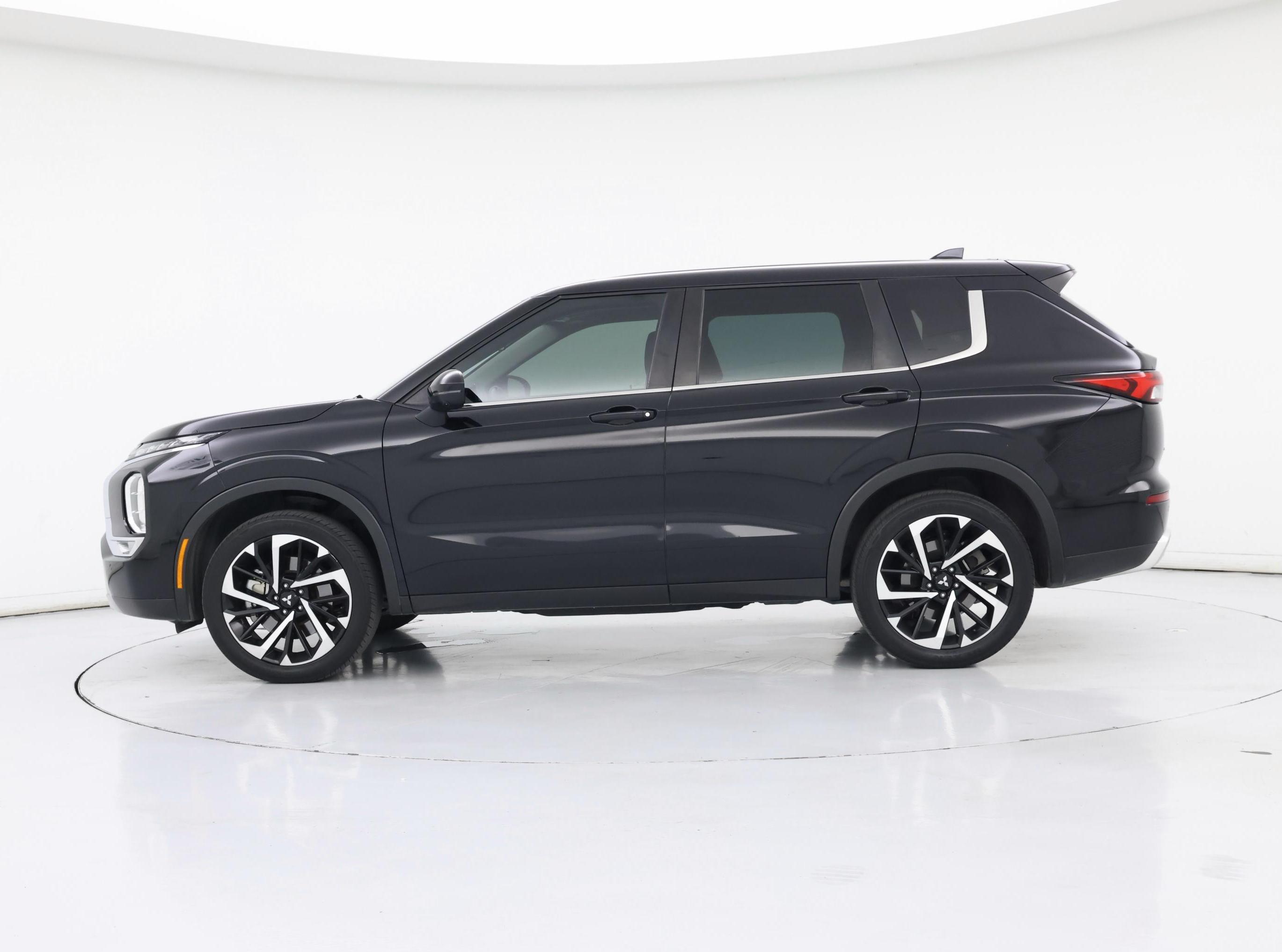 Thumbnail: 2022 Mitsubishi Outlander - 3