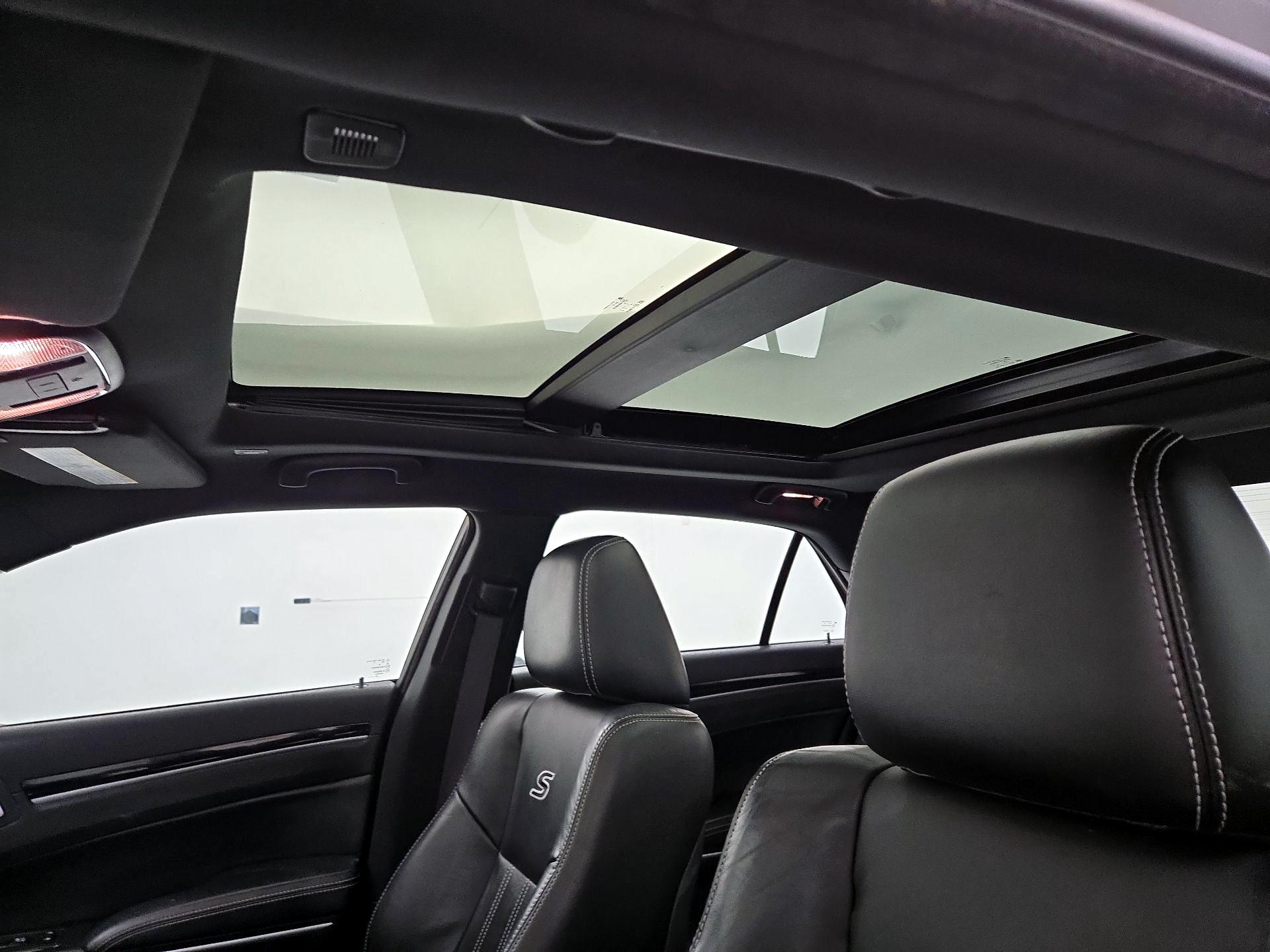 Thumbnail: 2022 Chrysler 300 - 20