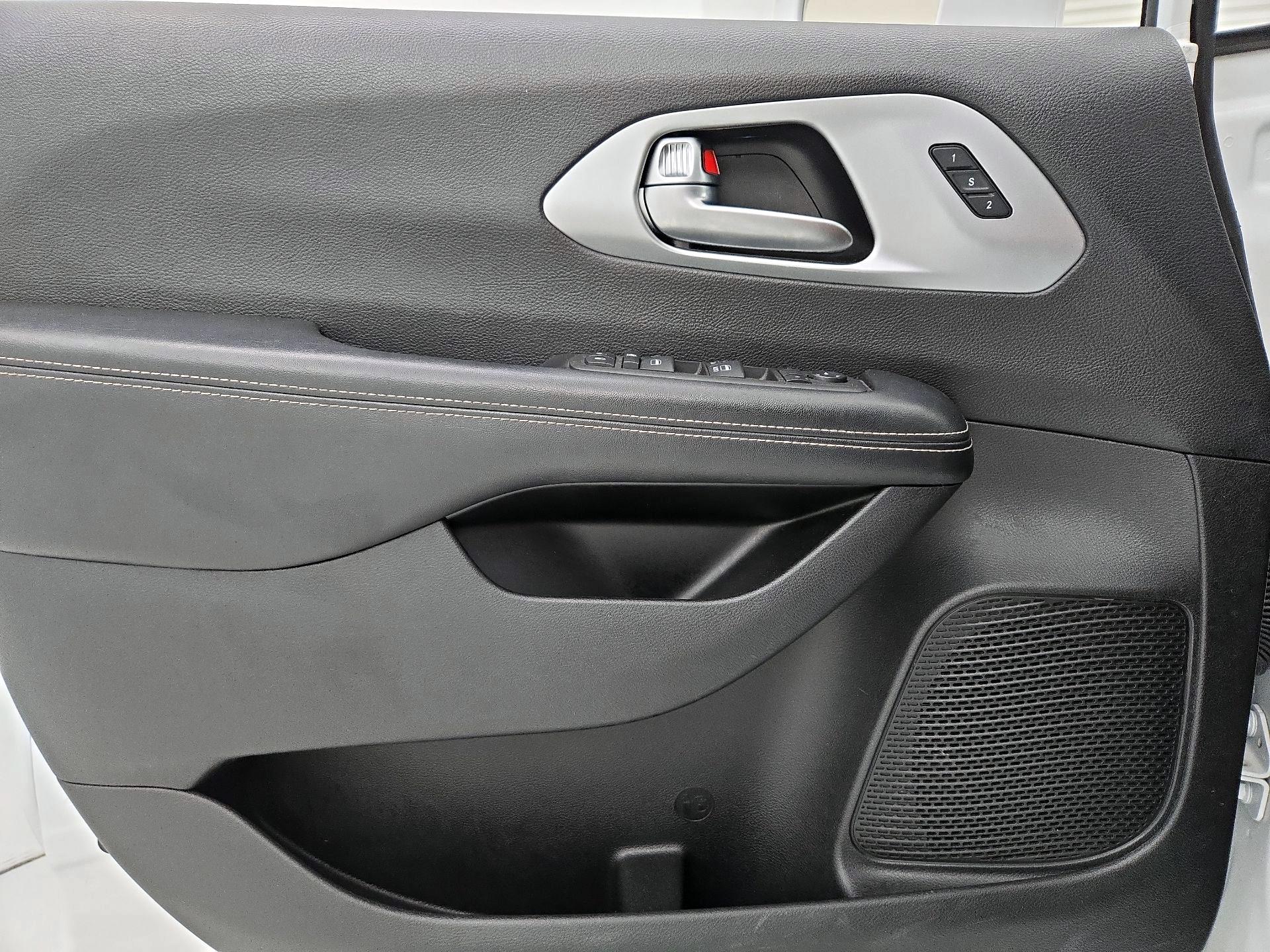 Thumbnail: 2021 Chrysler Pacifica - 12