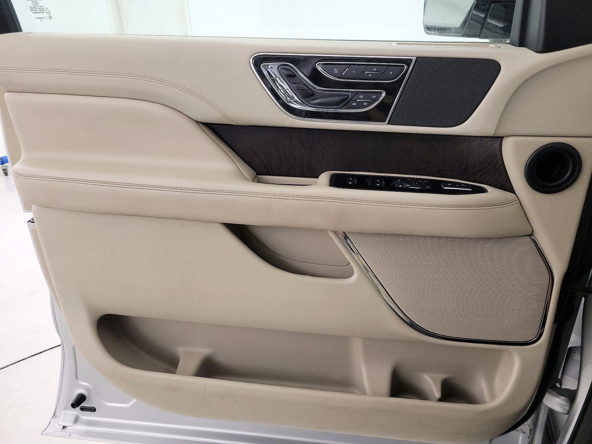 Thumbnail: 2019 Lincoln Navigator L - 12