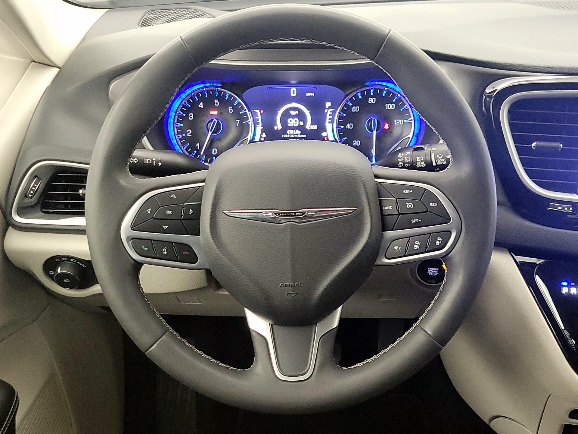 Thumbnail: 2022 Chrysler Pacifica - 10