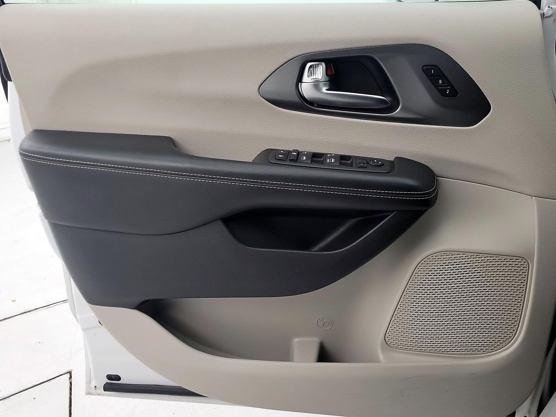 Thumbnail: 2022 Chrysler Pacifica - 12