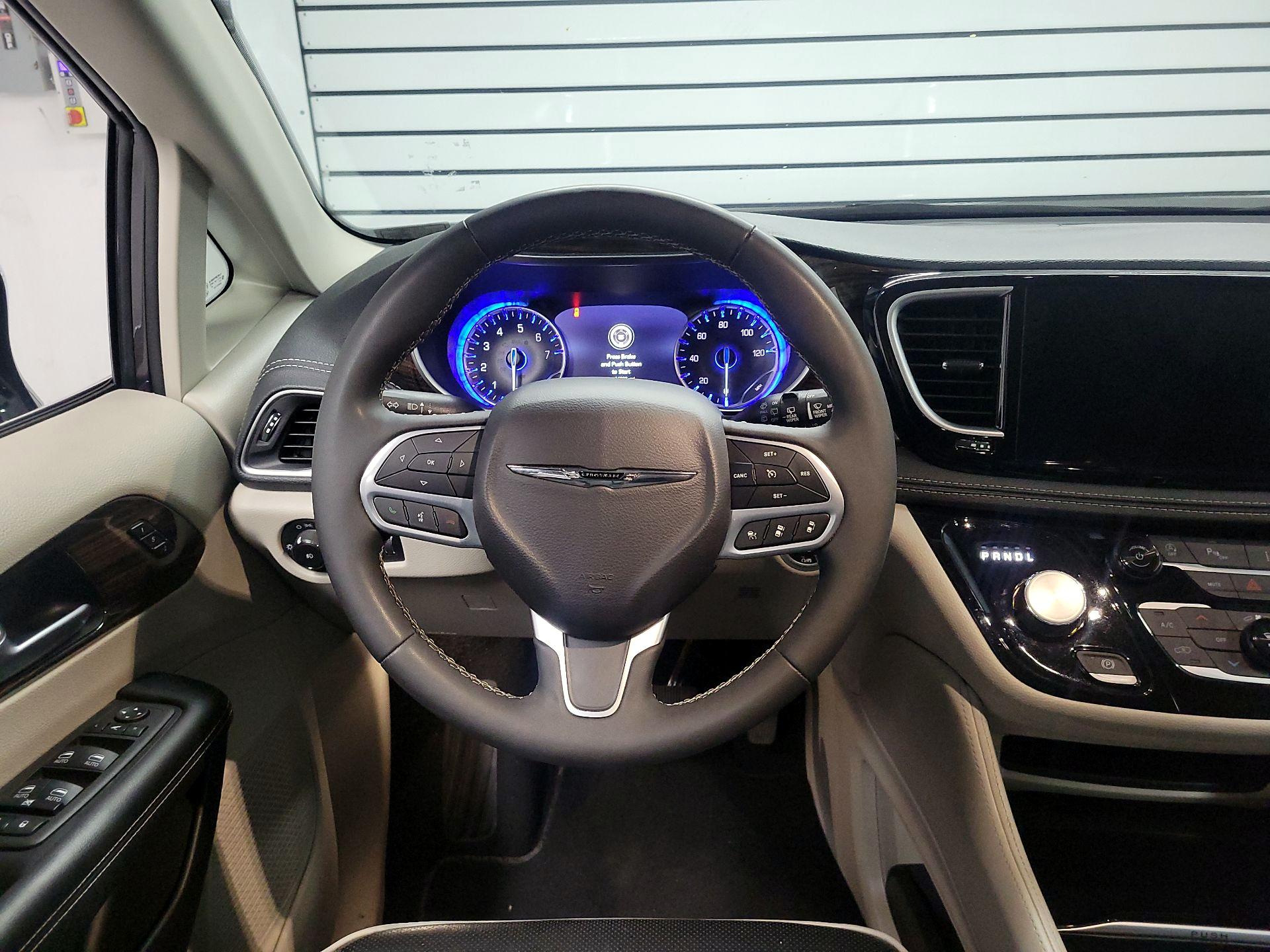 Thumbnail: 2023 Chrysler Pacifica - 10