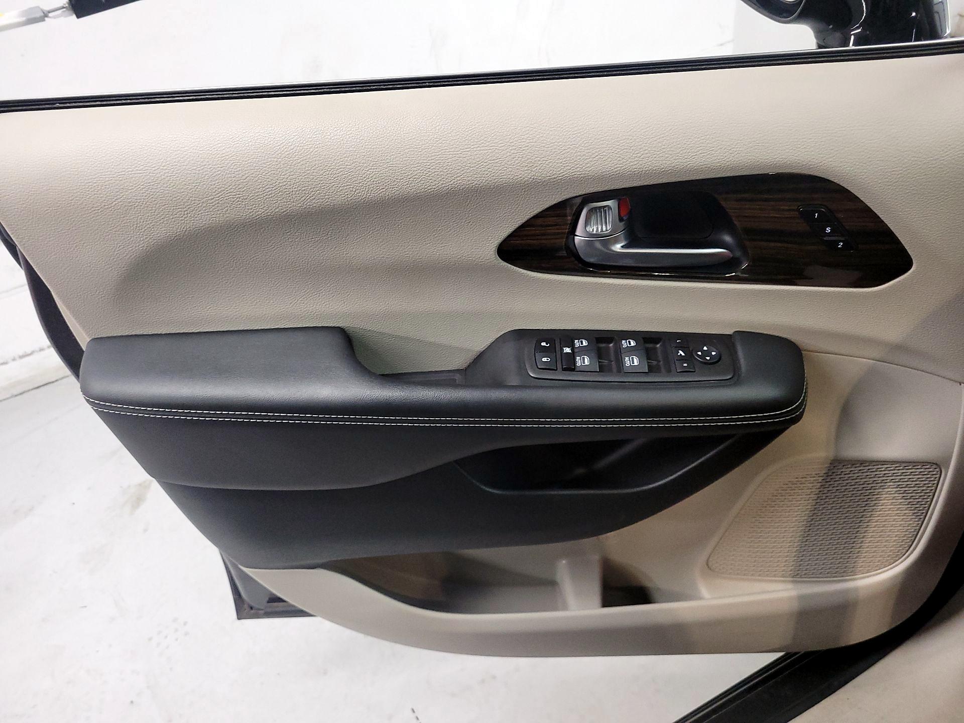 Thumbnail: 2023 Chrysler Pacifica - 12