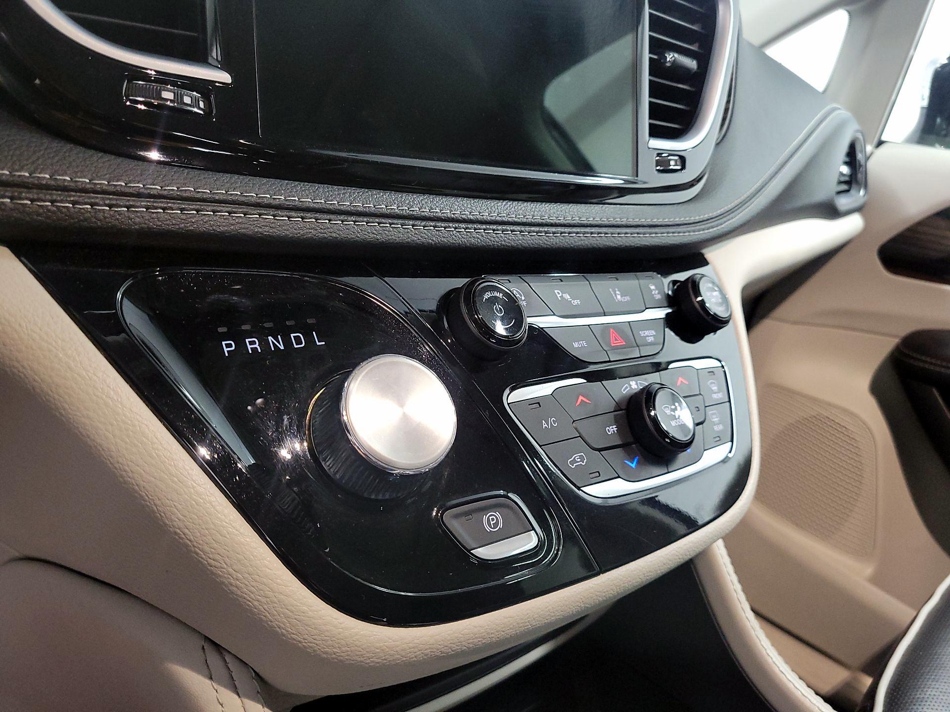 Thumbnail: 2023 Chrysler Pacifica - 17