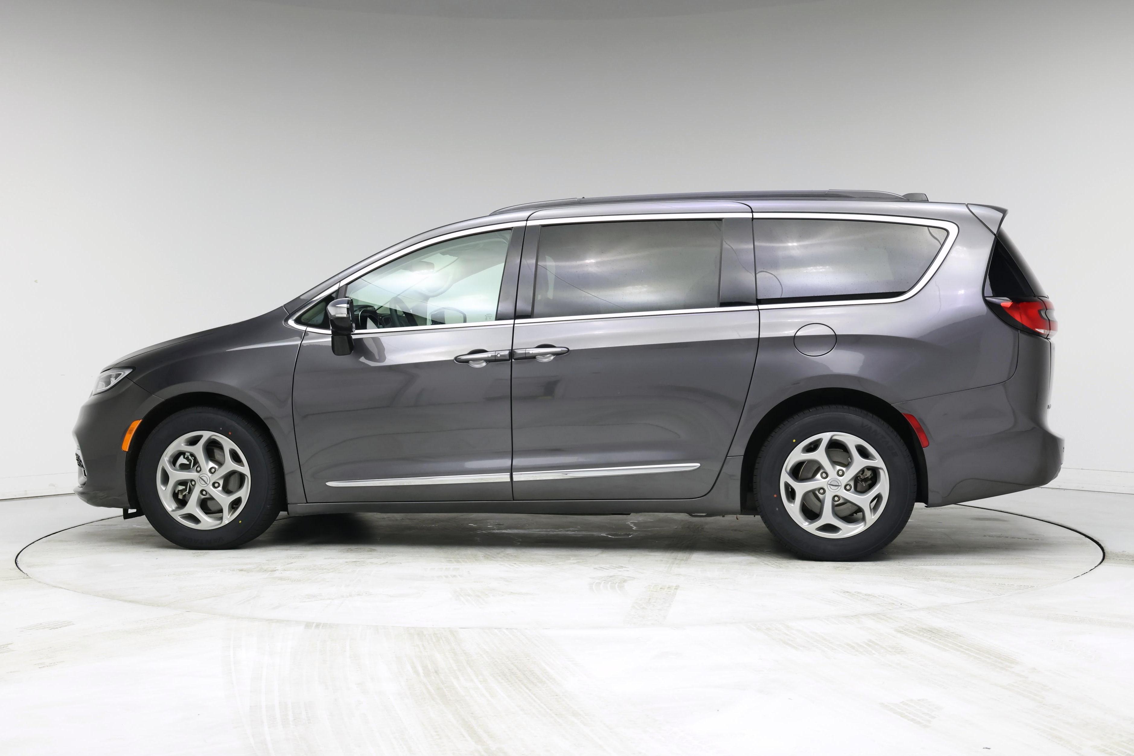 Thumbnail: 2023 Chrysler Pacifica - 3