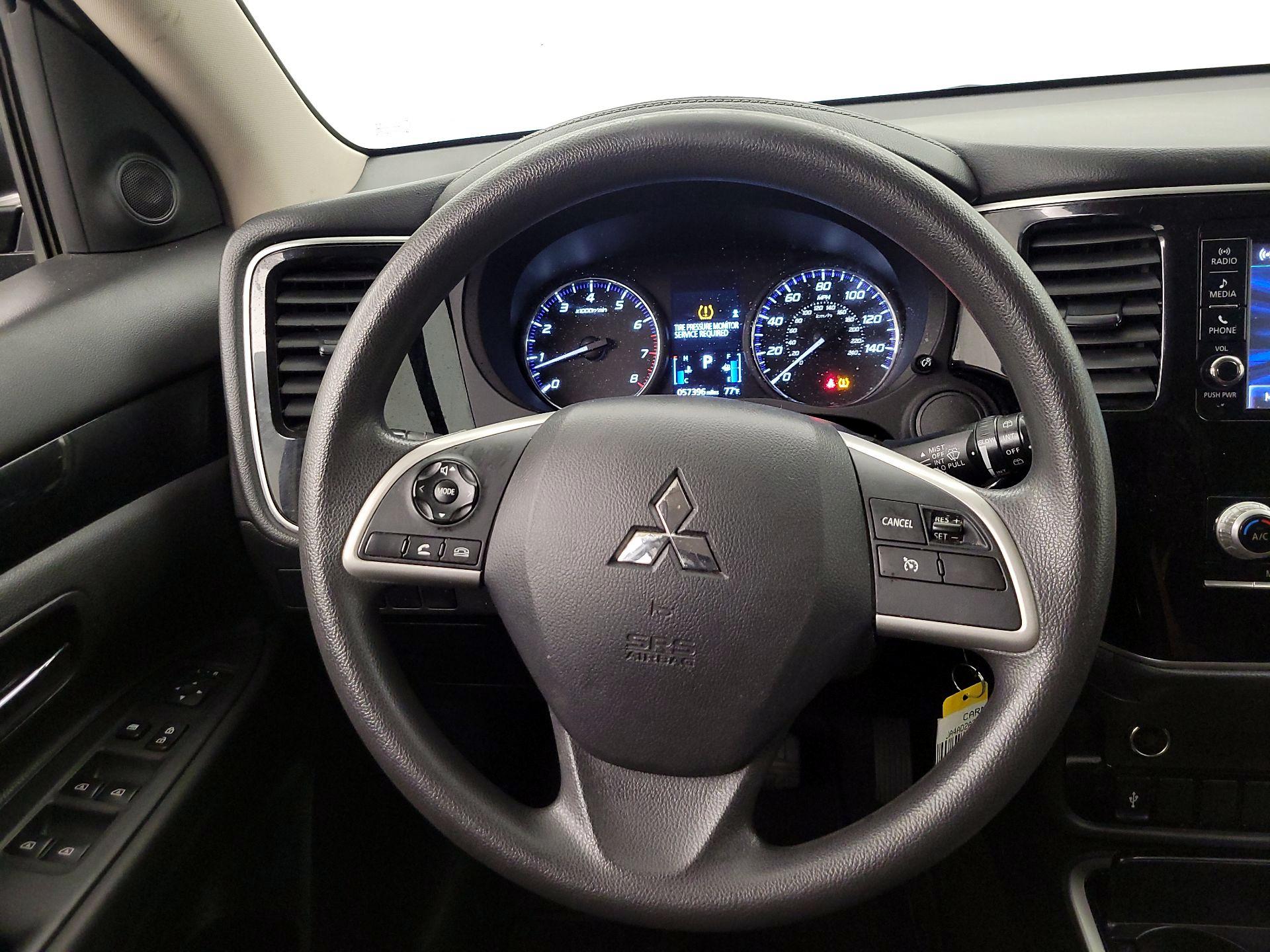 Thumbnail: 2020 Mitsubishi Outlander - 10