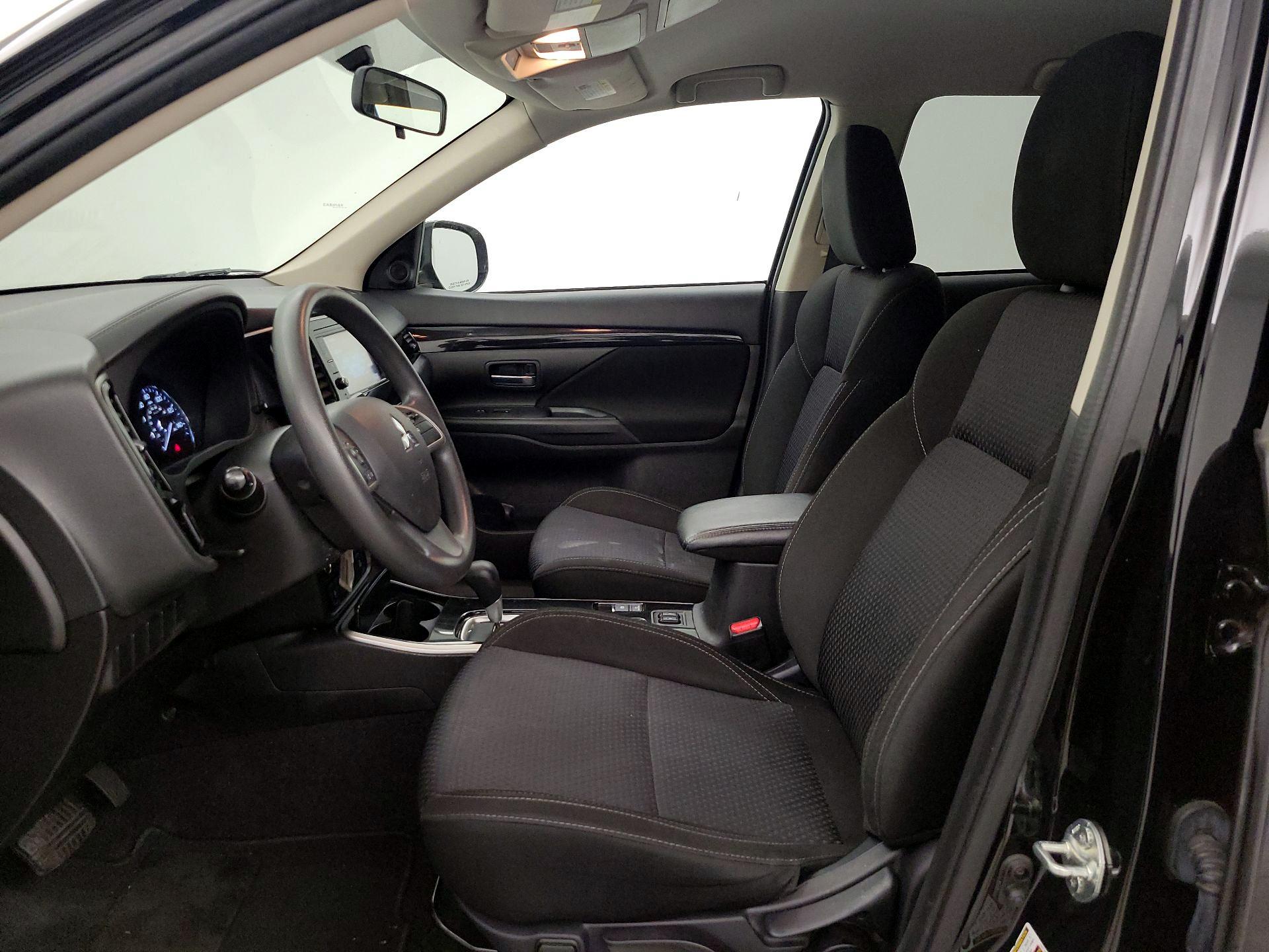 Thumbnail: 2020 Mitsubishi Outlander - 11
