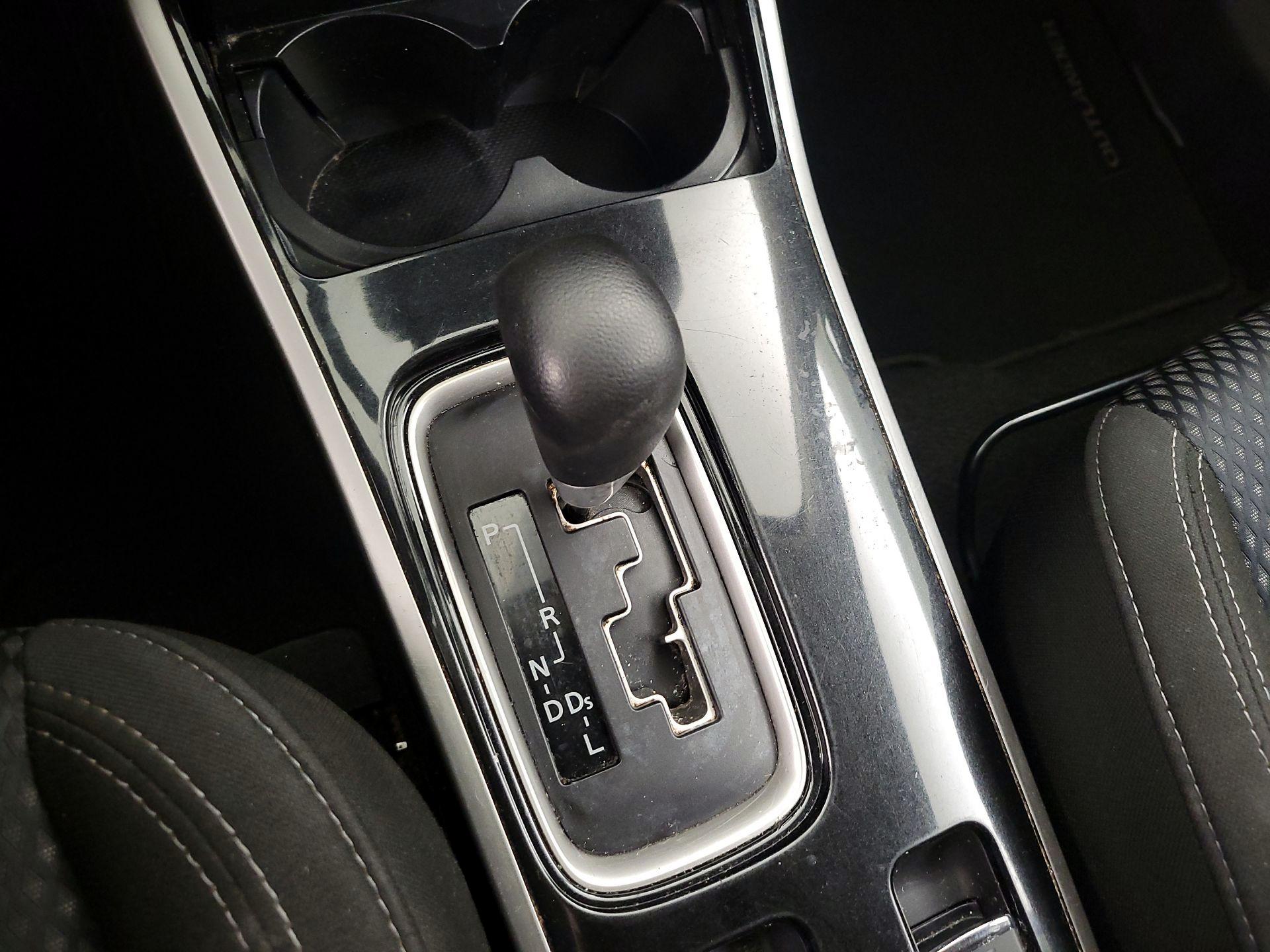 Thumbnail: 2020 Mitsubishi Outlander - 16