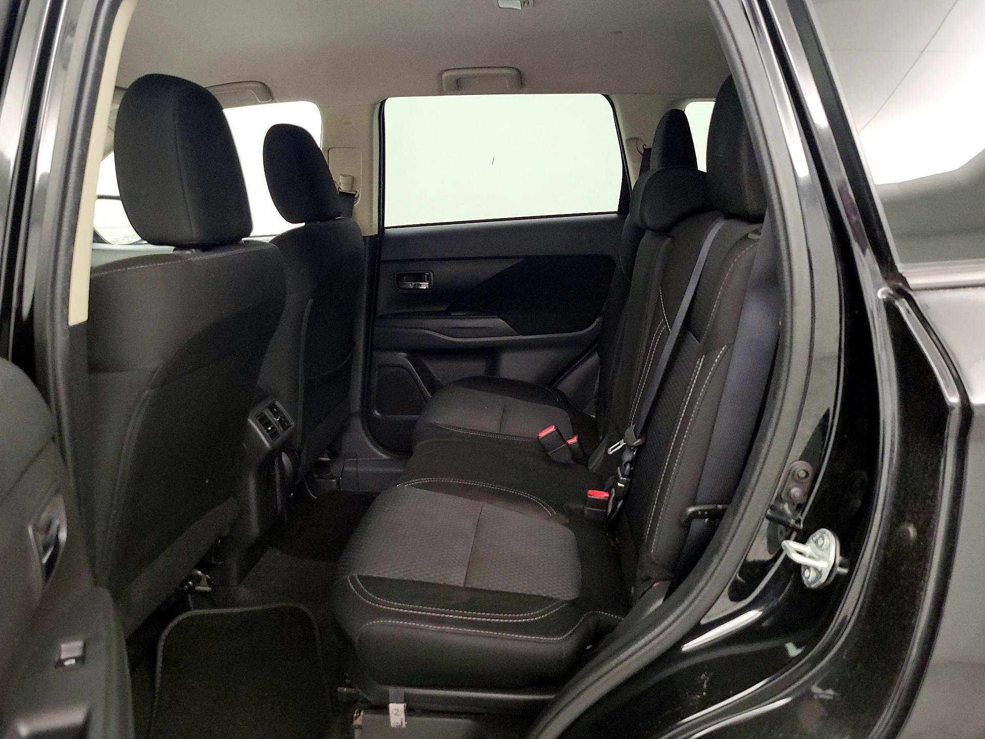 Thumbnail: 2020 Mitsubishi Outlander - 18