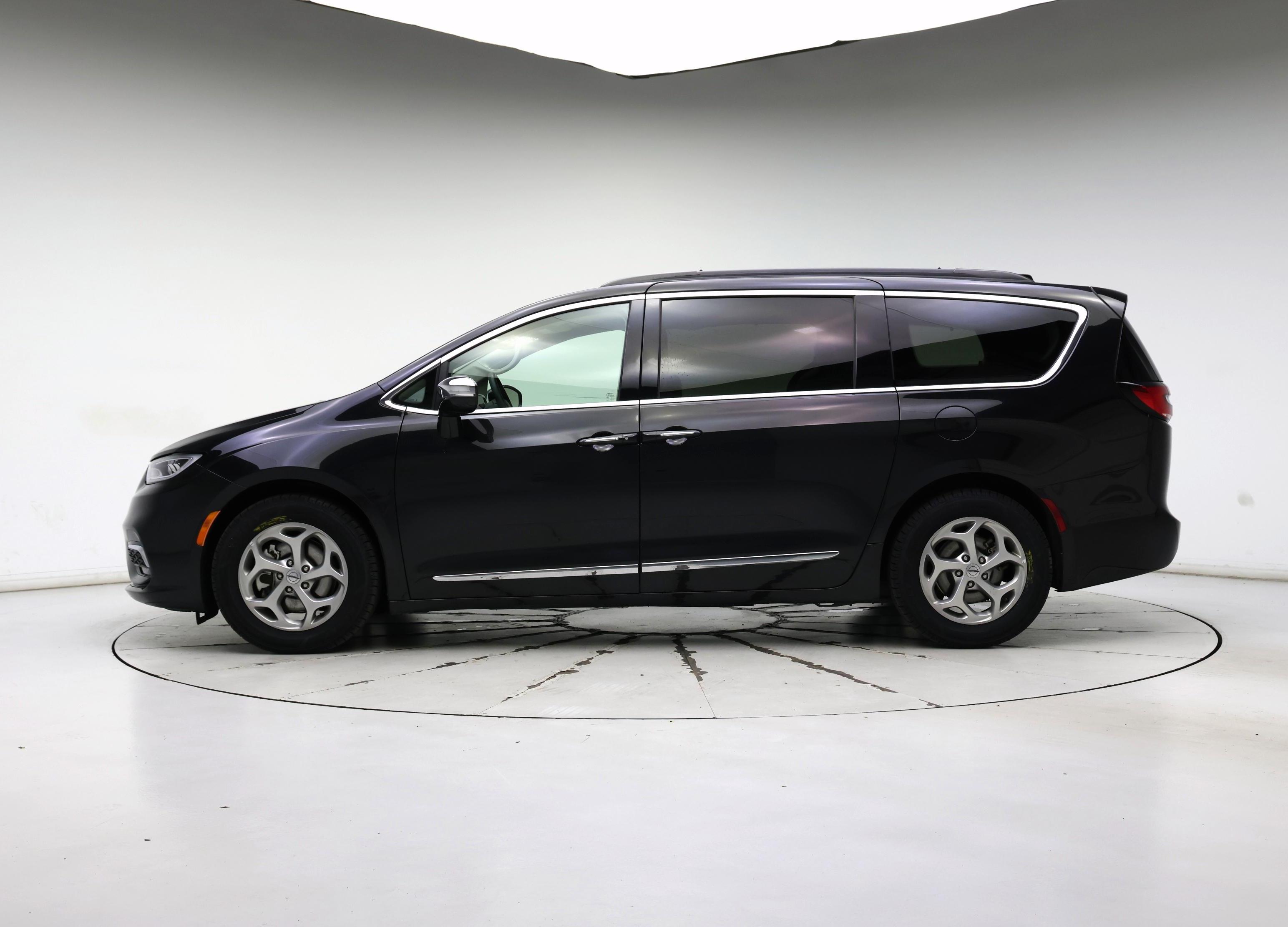 Thumbnail: 2023 Chrysler Pacifica - 3