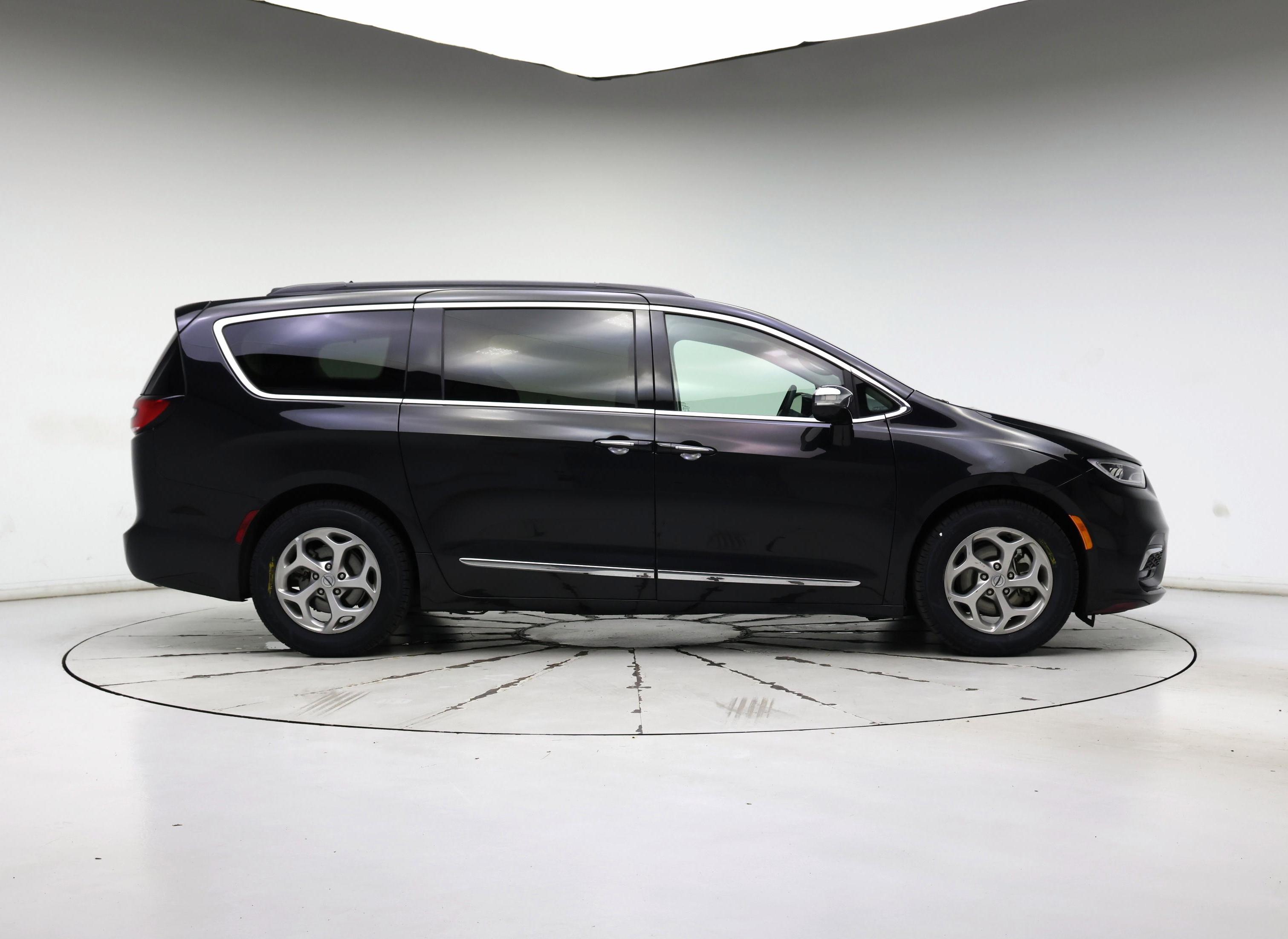 Thumbnail: 2023 Chrysler Pacifica - 7
