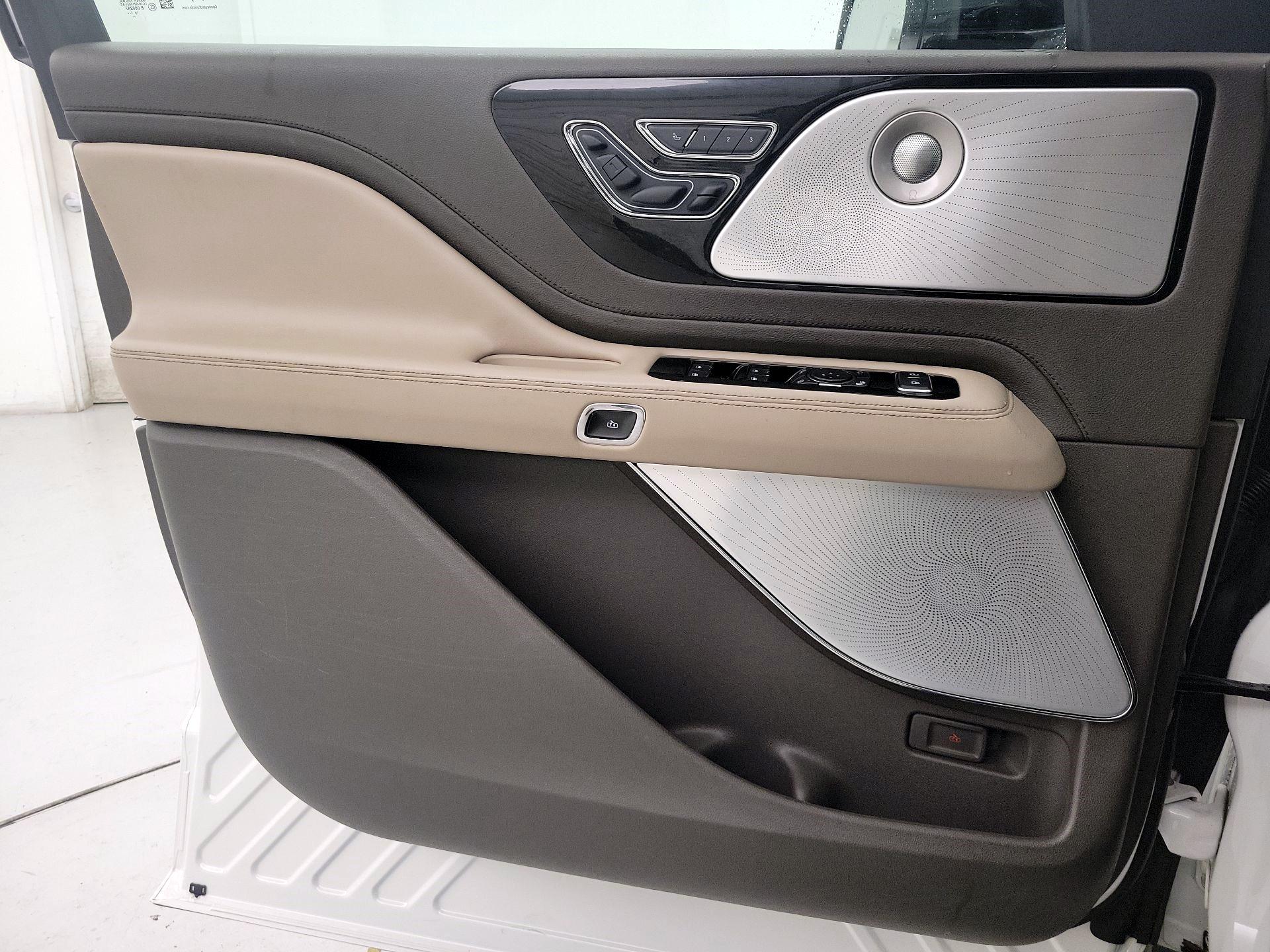 Thumbnail: 2020 Lincoln Aviator - 12