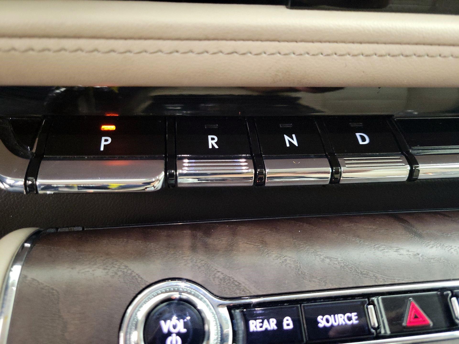 Thumbnail: 2020 Lincoln Aviator - 18