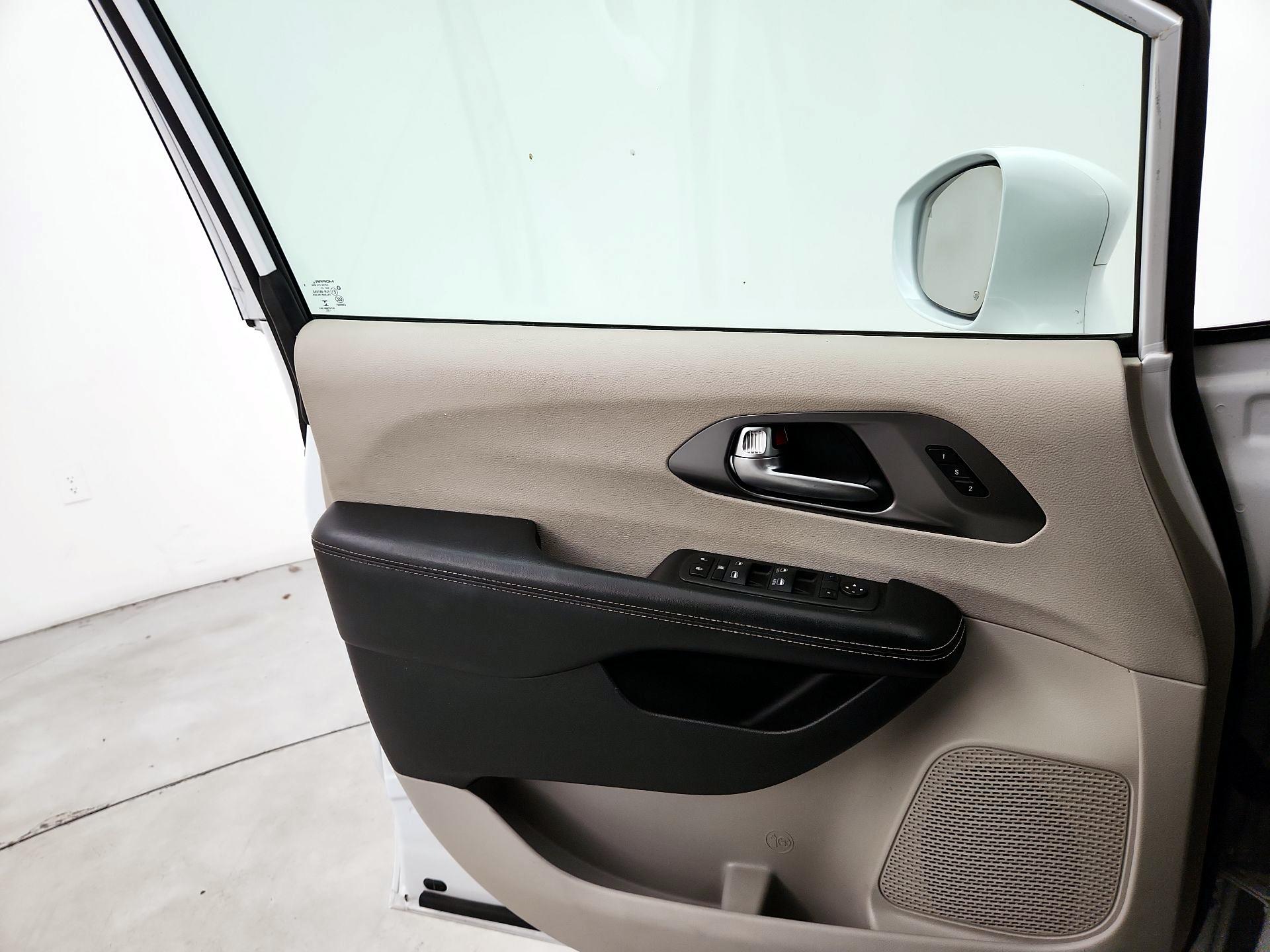 Thumbnail: 2022 Chrysler Pacifica - 12