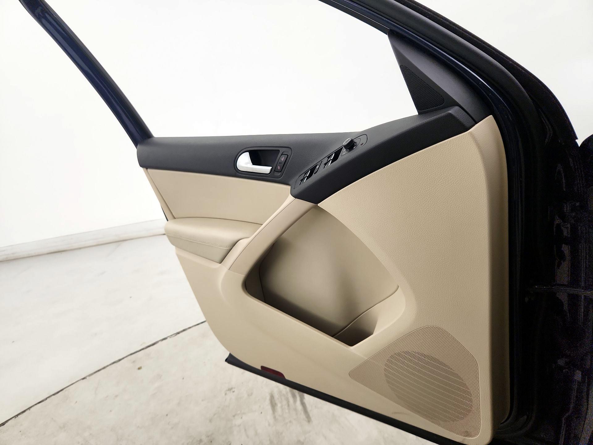 Thumbnail: 2016 Volkswagen Tiguan - 12