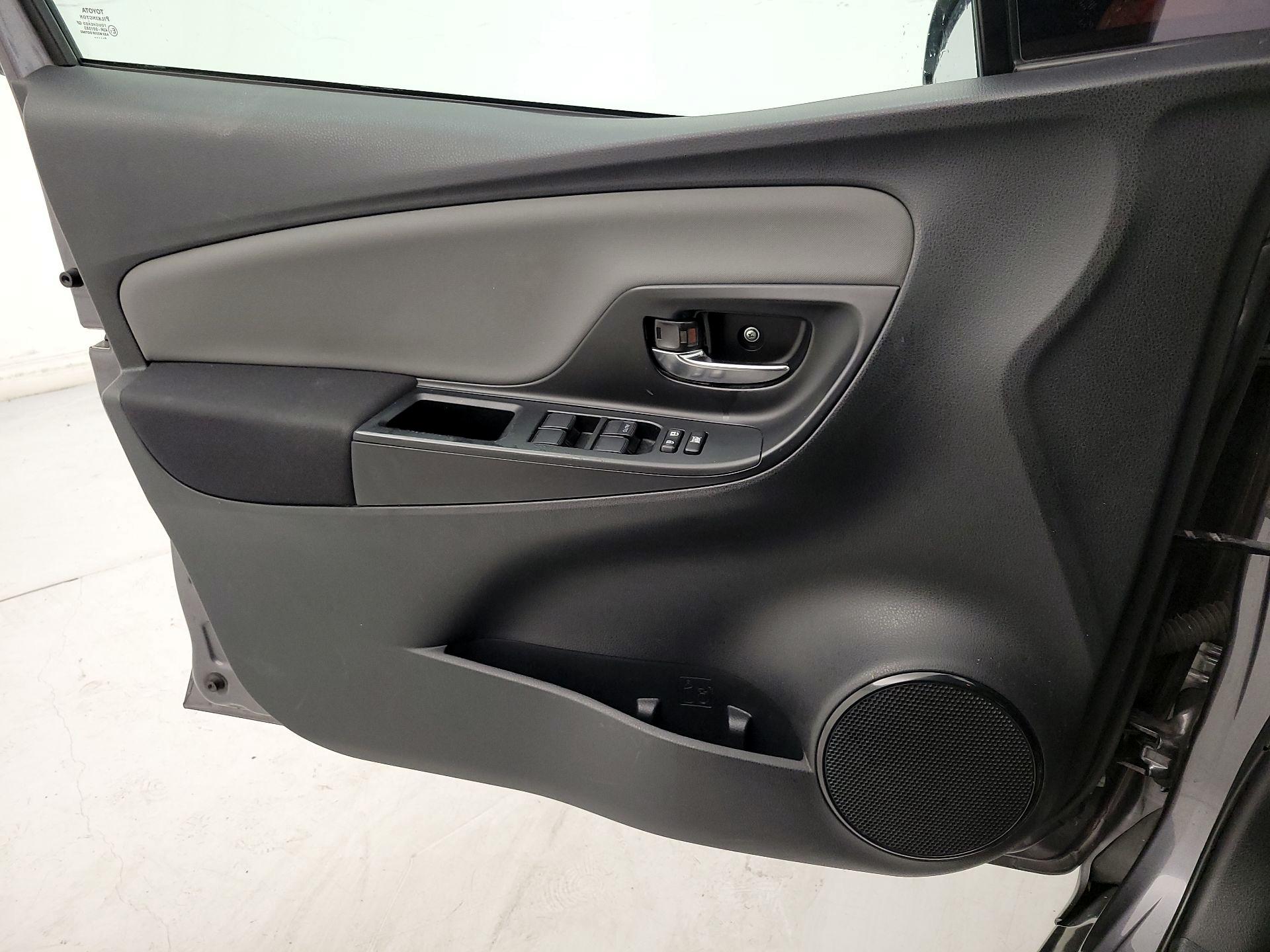 Thumbnail: 2015 Toyota Yaris - 12