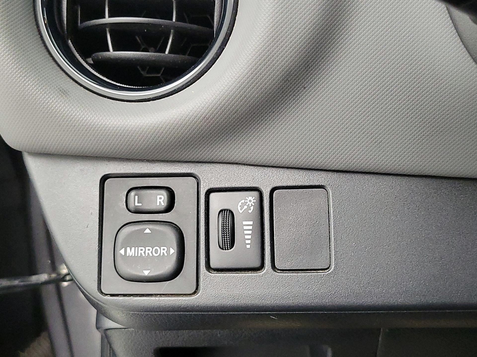 Thumbnail: 2015 Toyota Yaris - 14