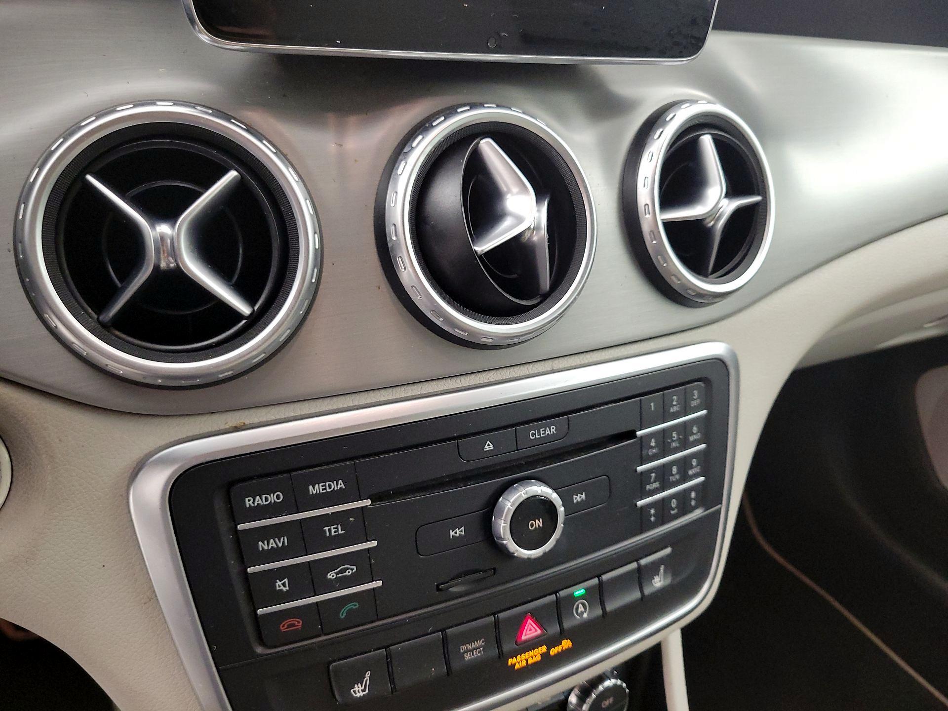 Thumbnail: 2016 Mercedes-Benz GLA - 16