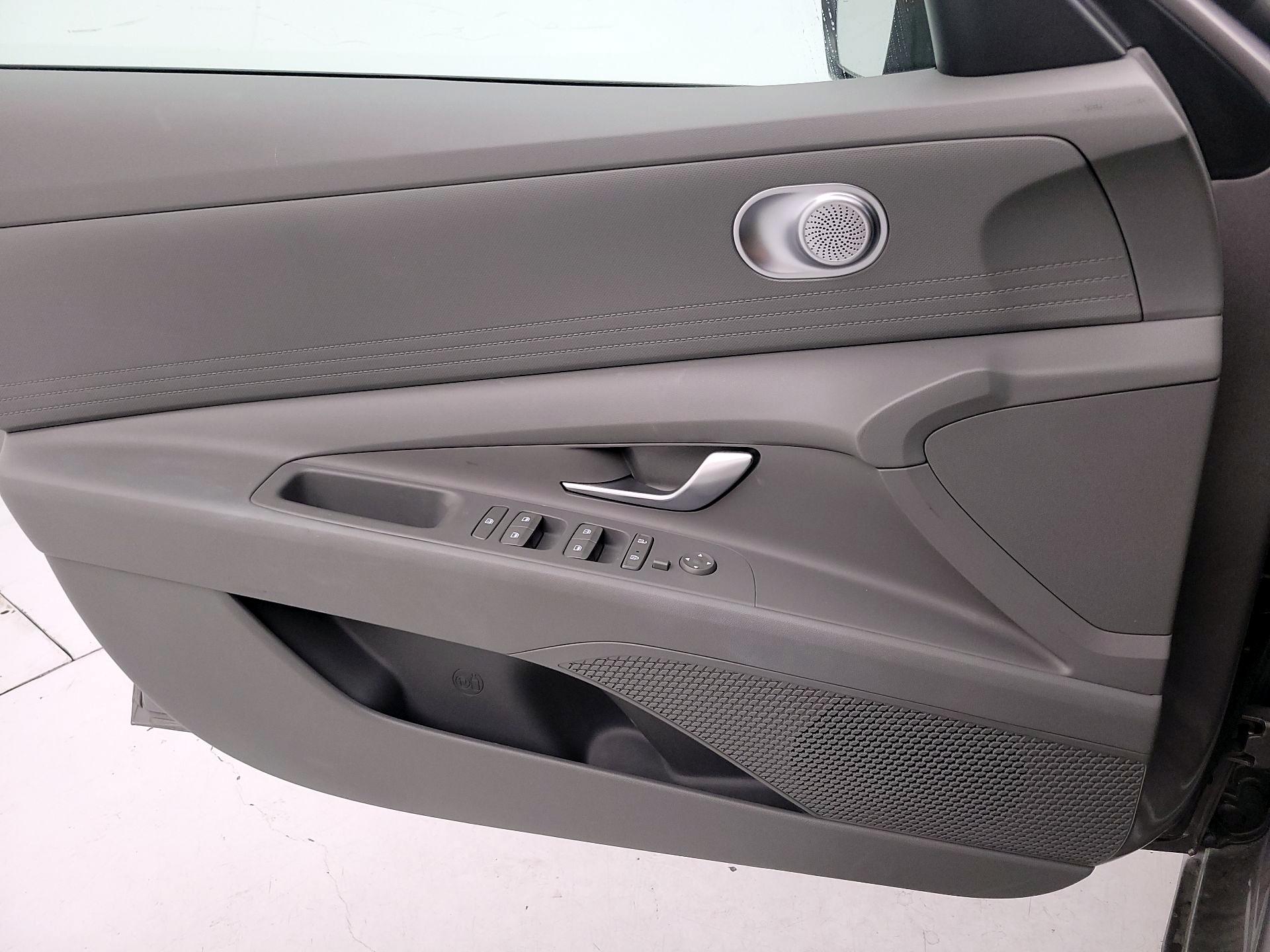 Thumbnail: 2022 Hyundai Elantra - 12