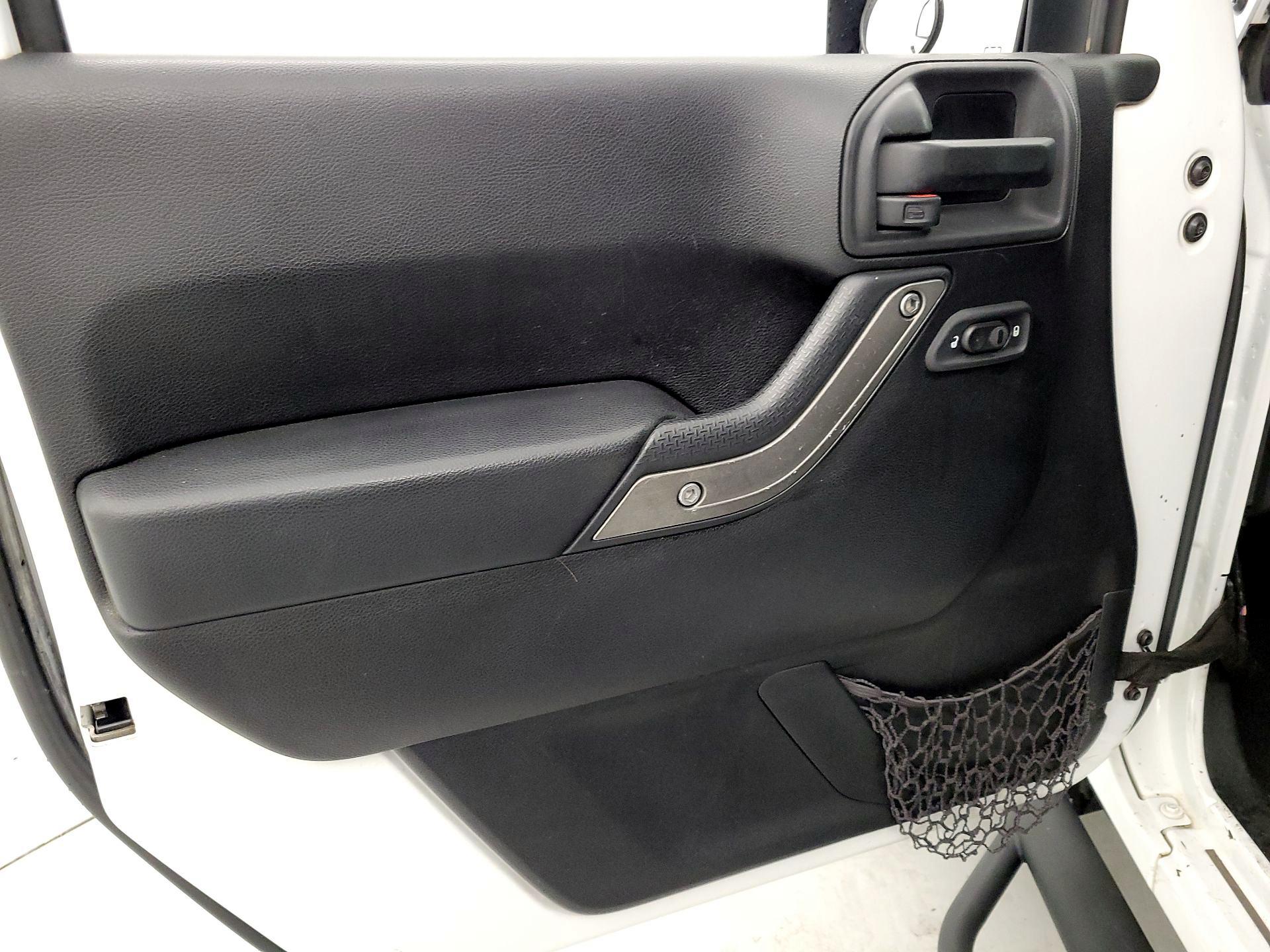 Thumbnail: 2015 Jeep Wrangler - 12