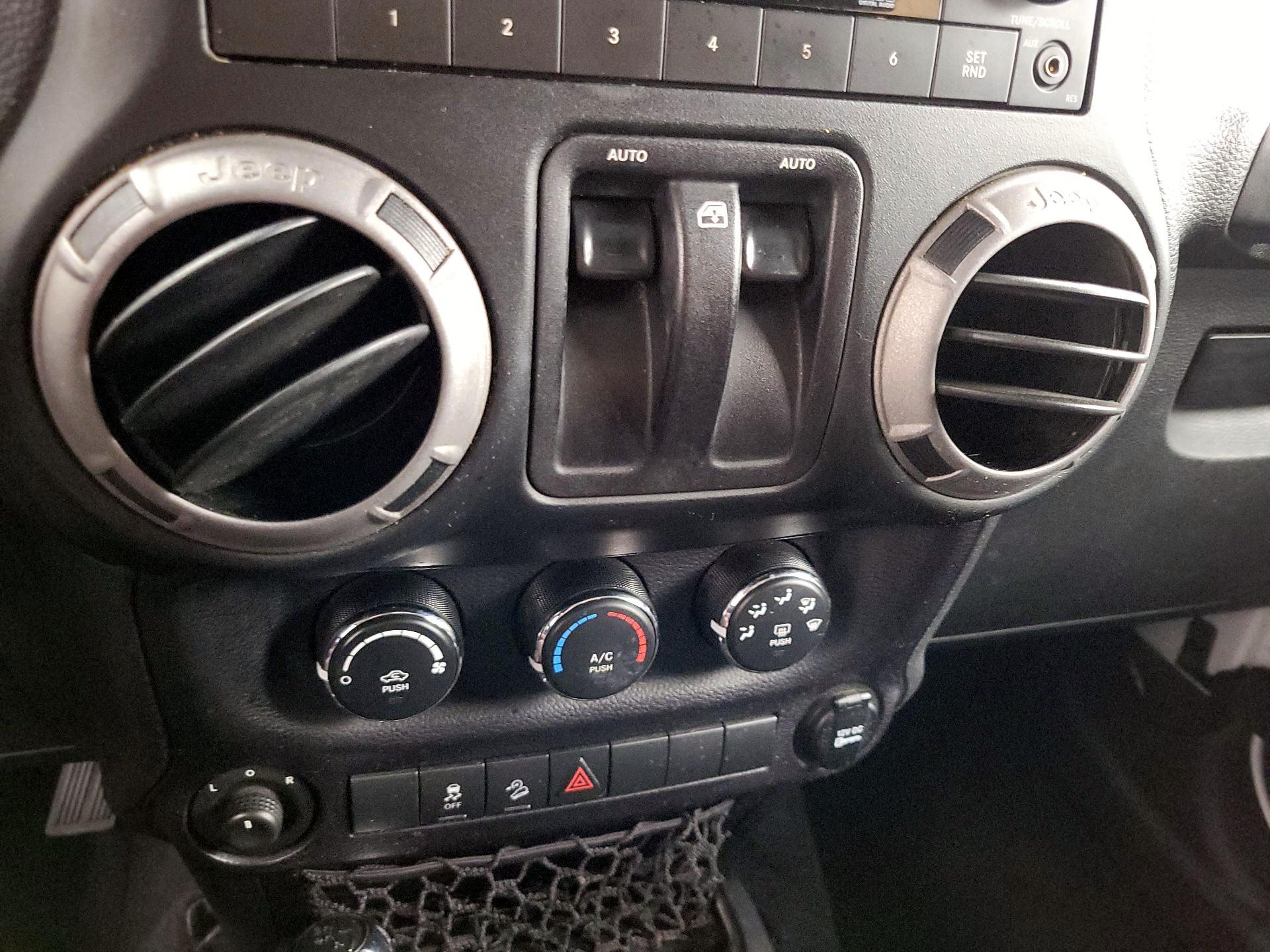 Thumbnail: 2015 Jeep Wrangler - 14