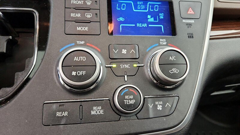 2017 Toyota Sienna Limited 17