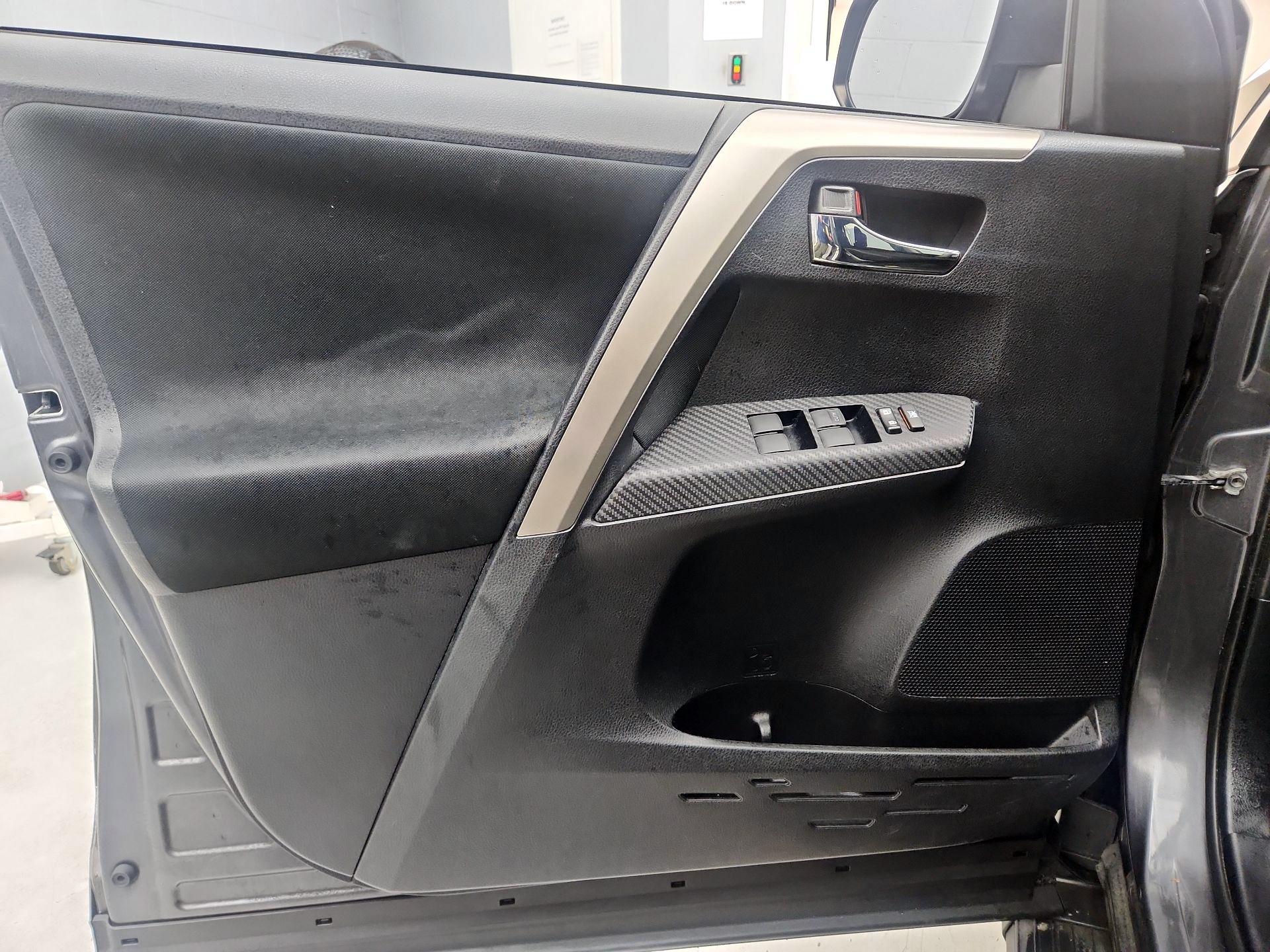 Thumbnail: 2015 Toyota RAV4 - 12