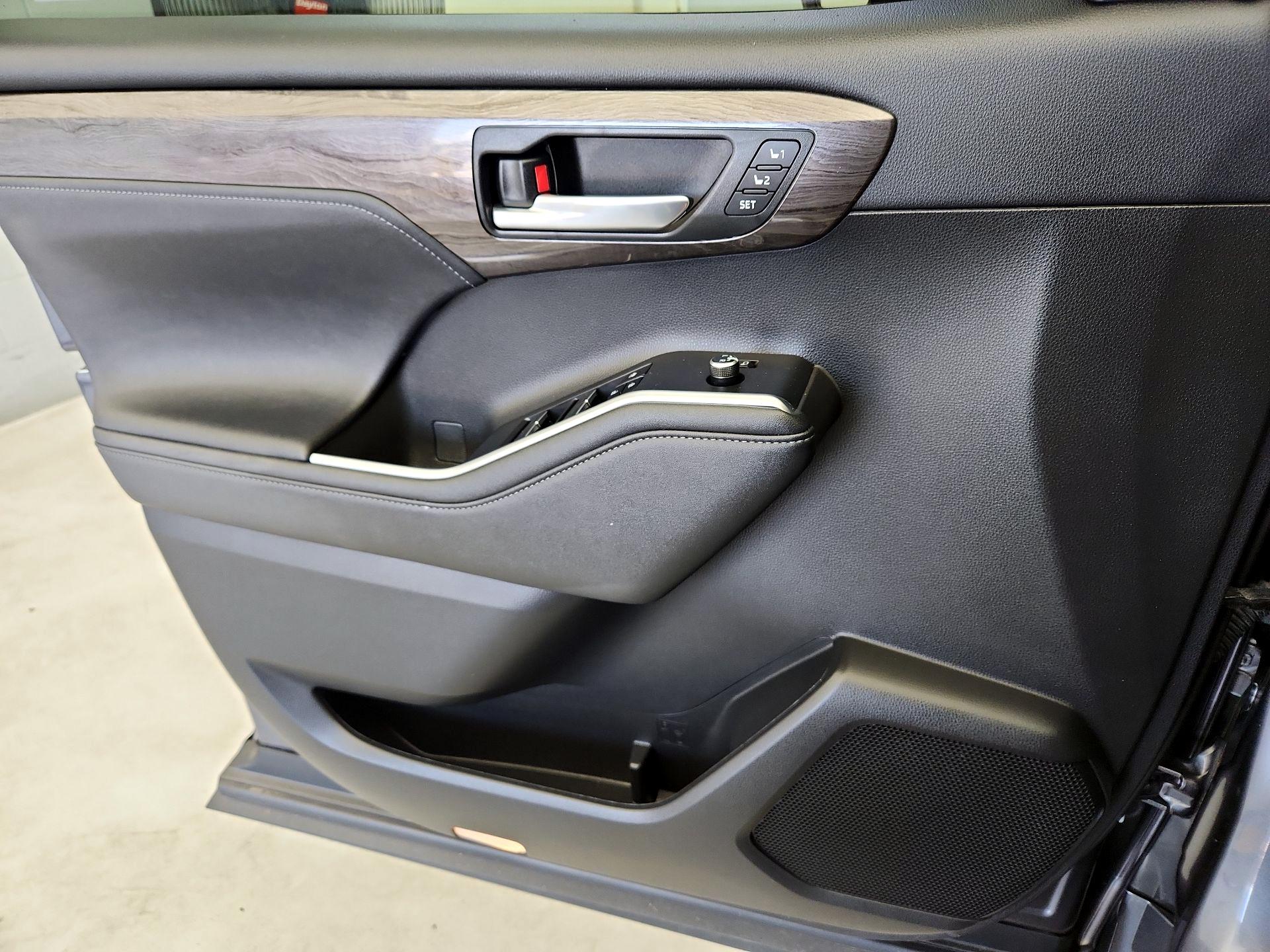 Thumbnail: 2023 Toyota Highlander - 12