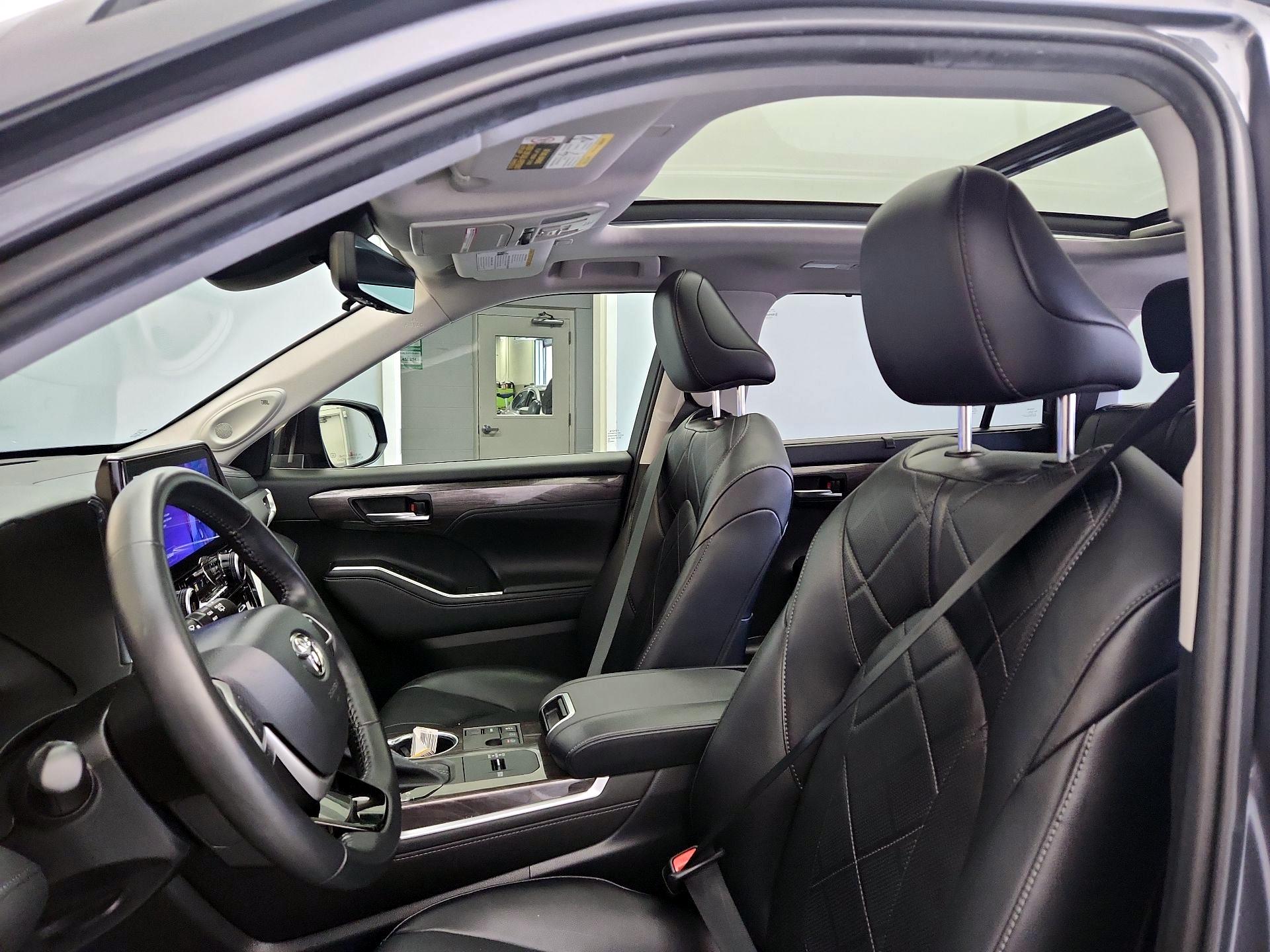 Thumbnail: 2023 Toyota Highlander - 19