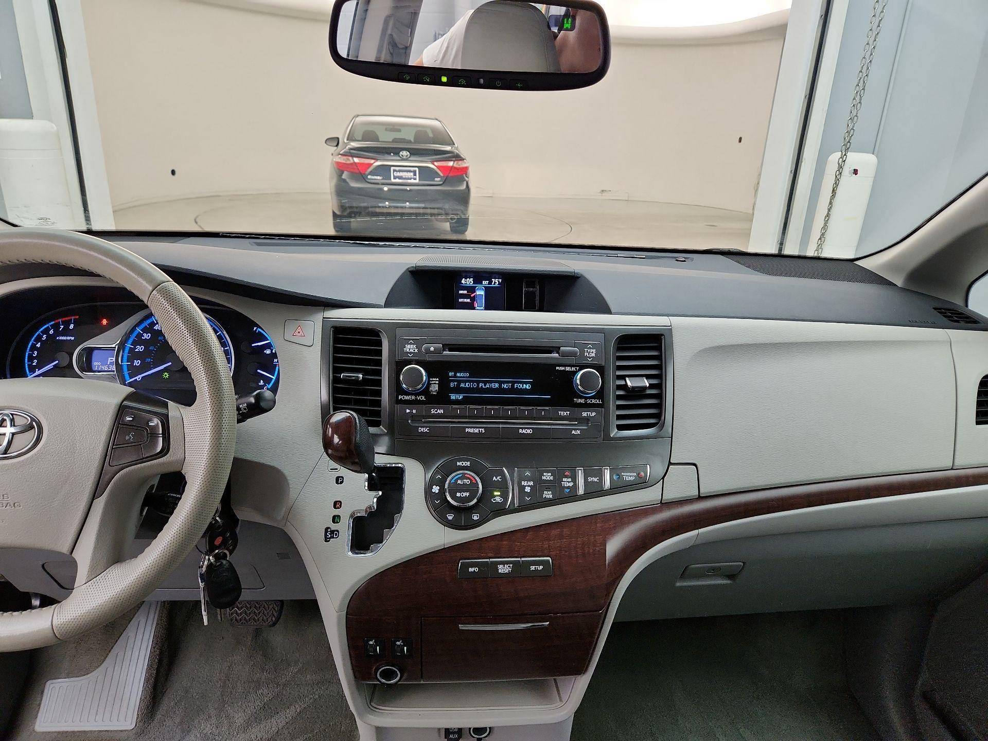 Thumbnail: 2014 Toyota Sienna - 9