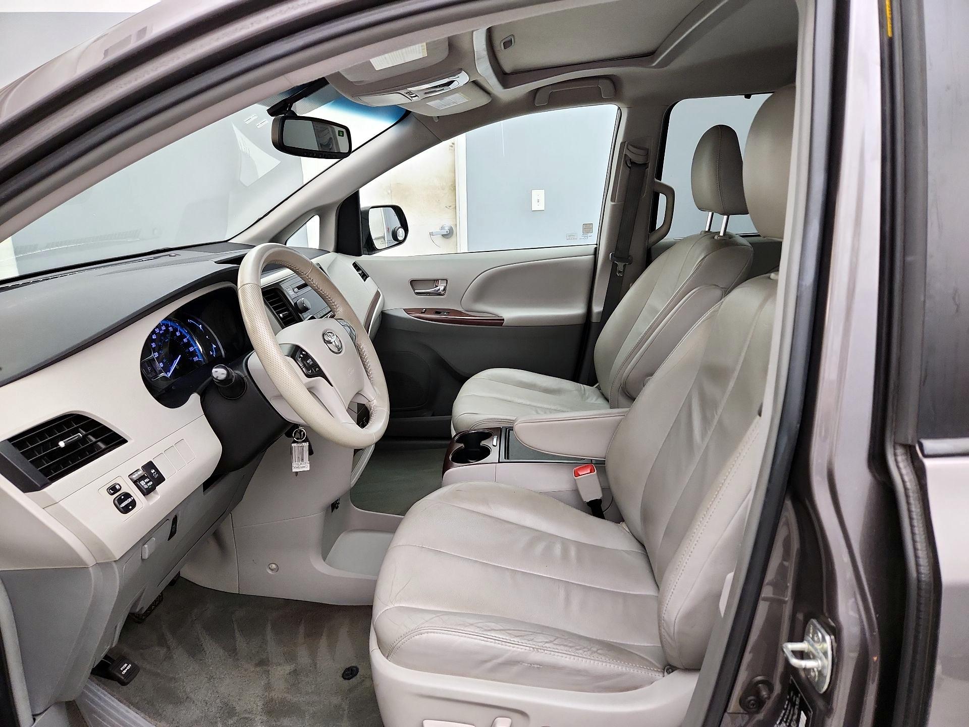 Thumbnail: 2014 Toyota Sienna - 11