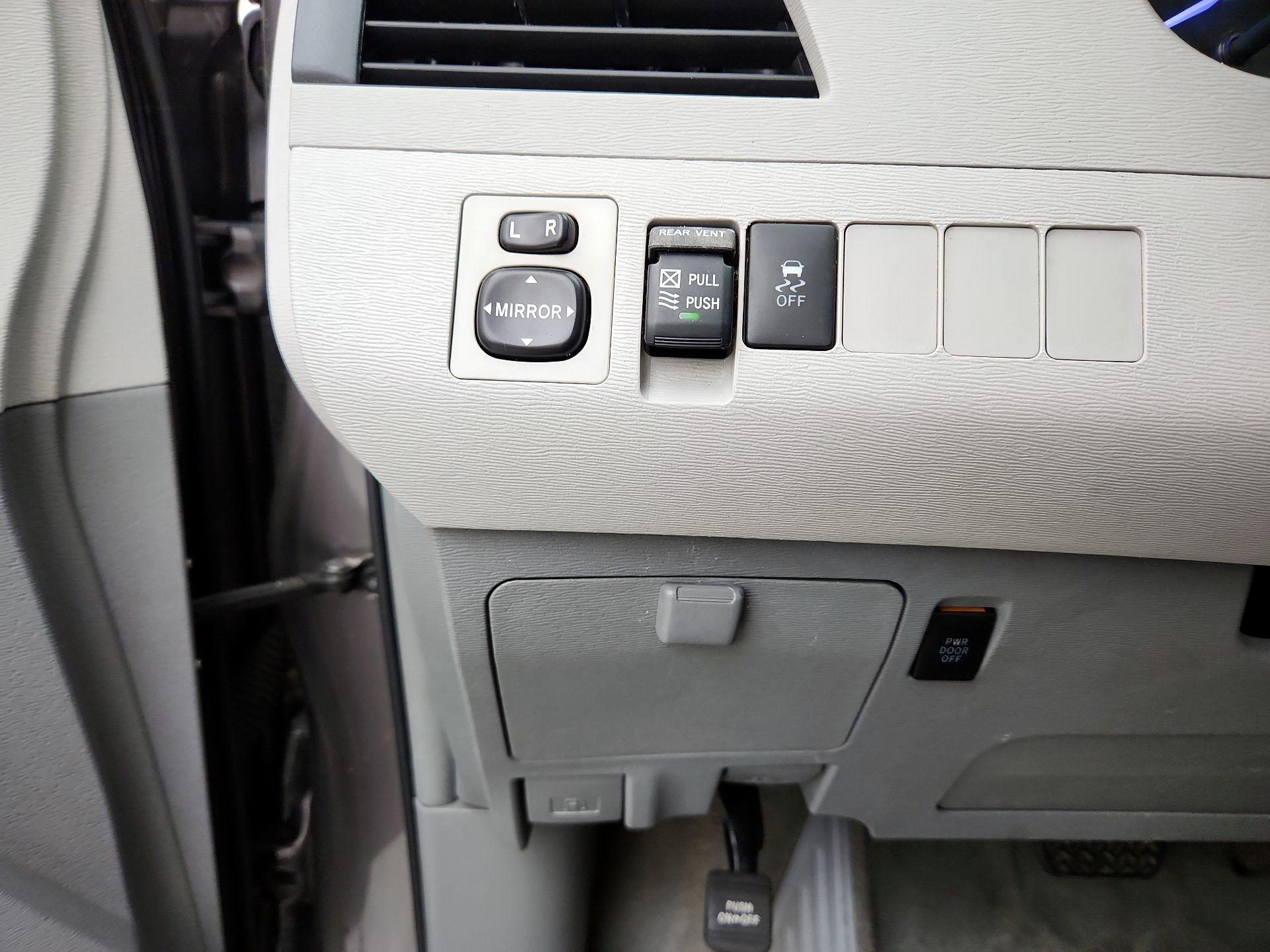 Thumbnail: 2014 Toyota Sienna - 13