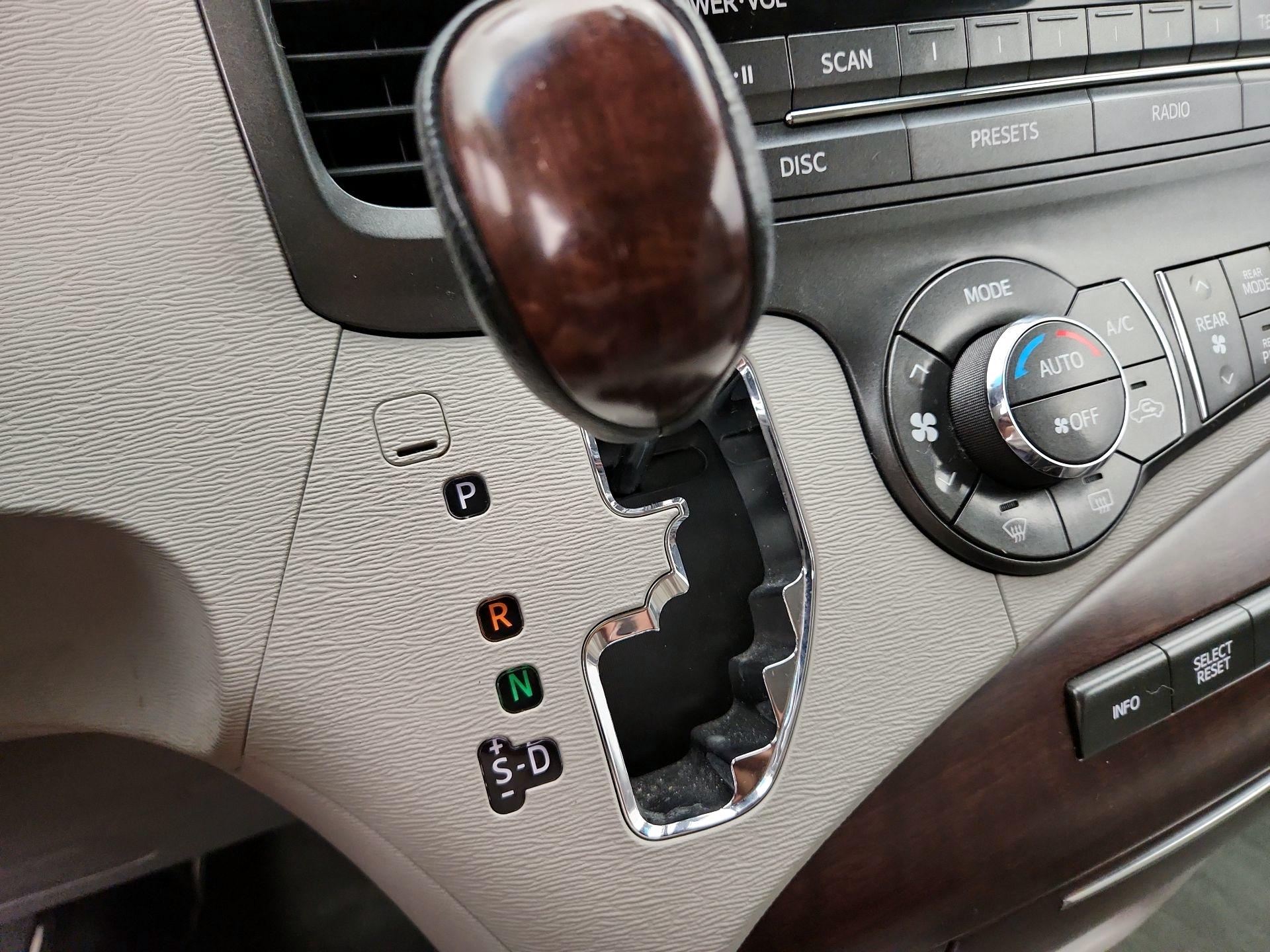 Thumbnail: 2014 Toyota Sienna - 17