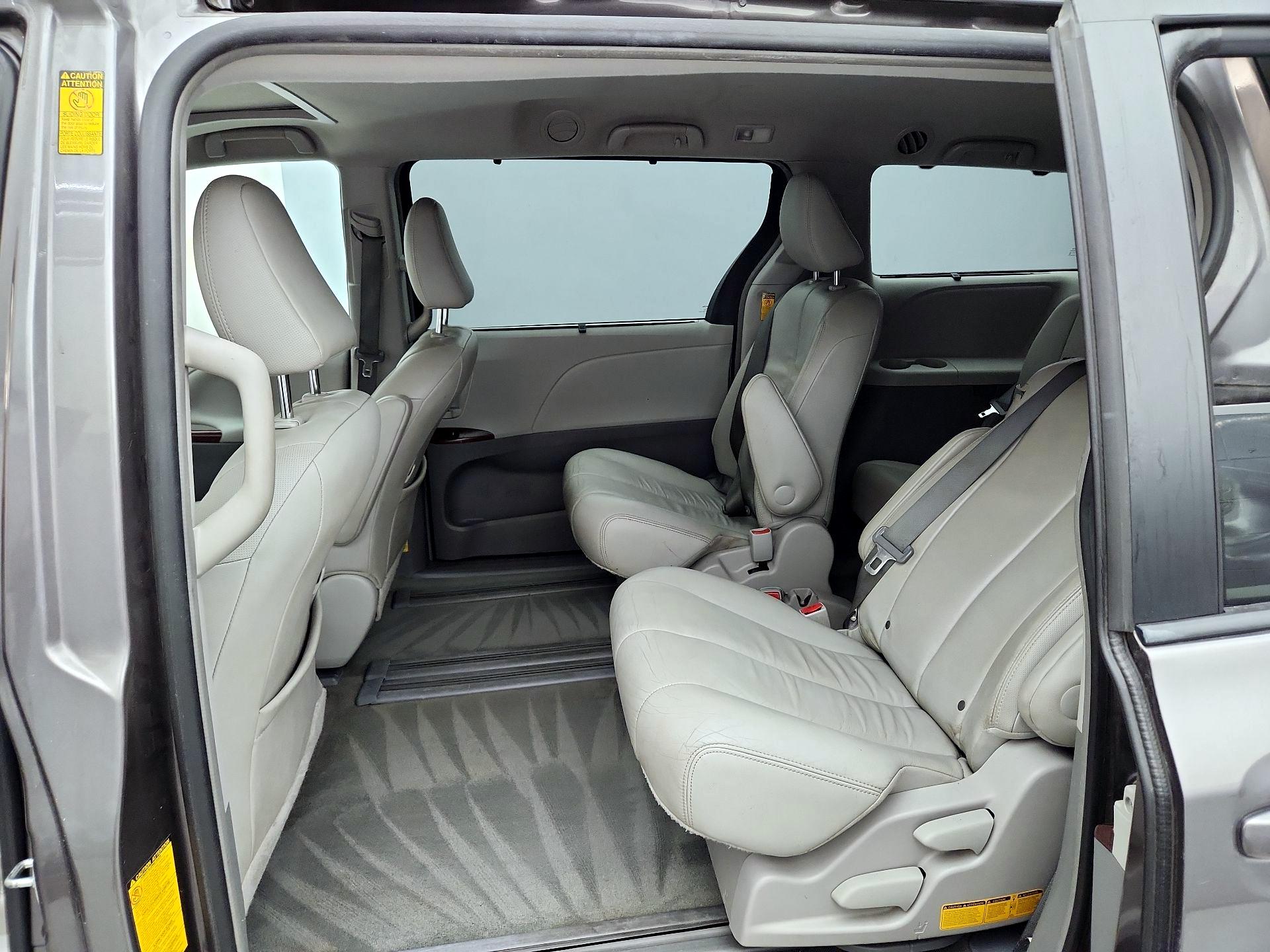 Thumbnail: 2014 Toyota Sienna - 20