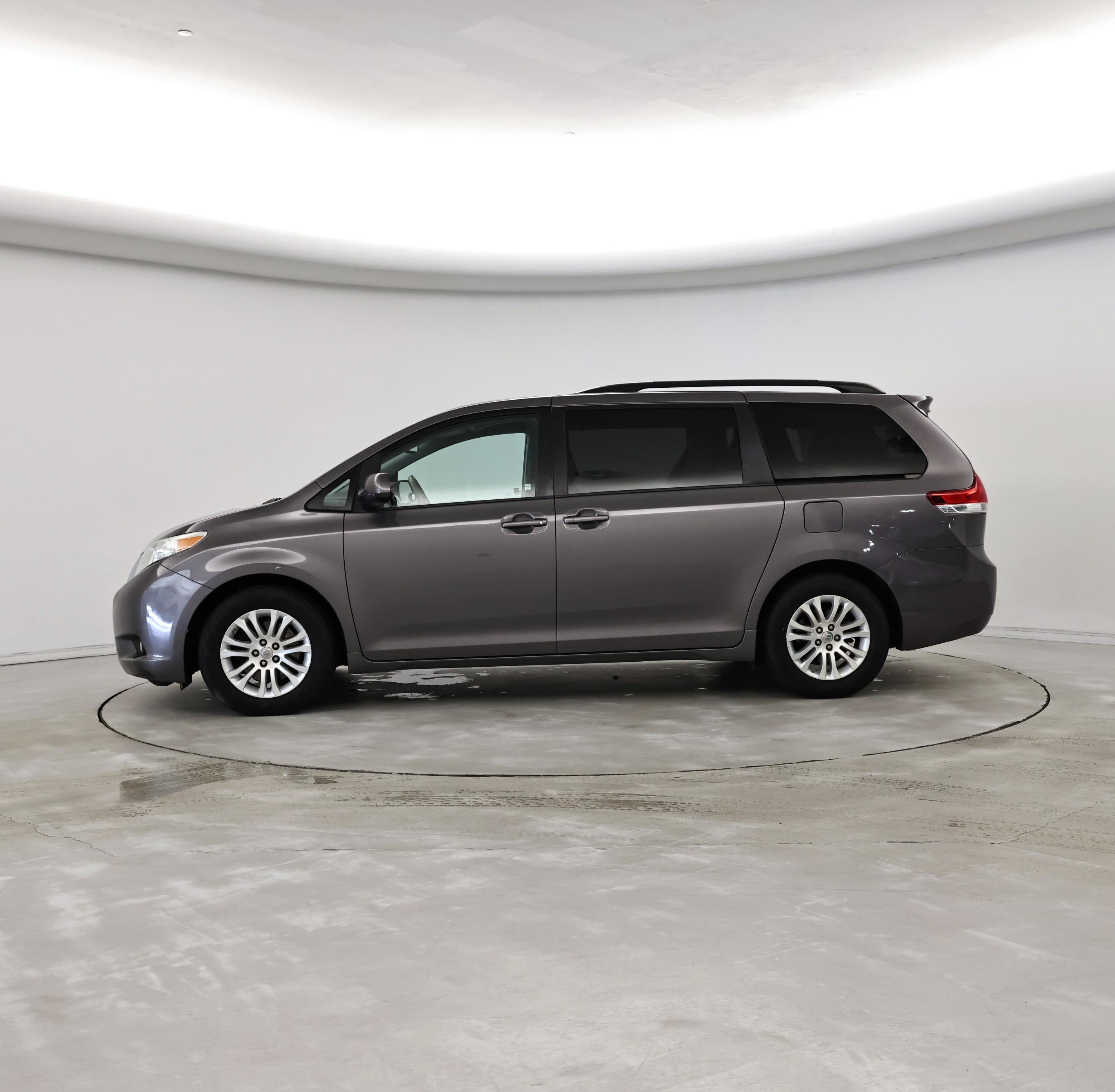 Thumbnail: 2014 Toyota Sienna - 3