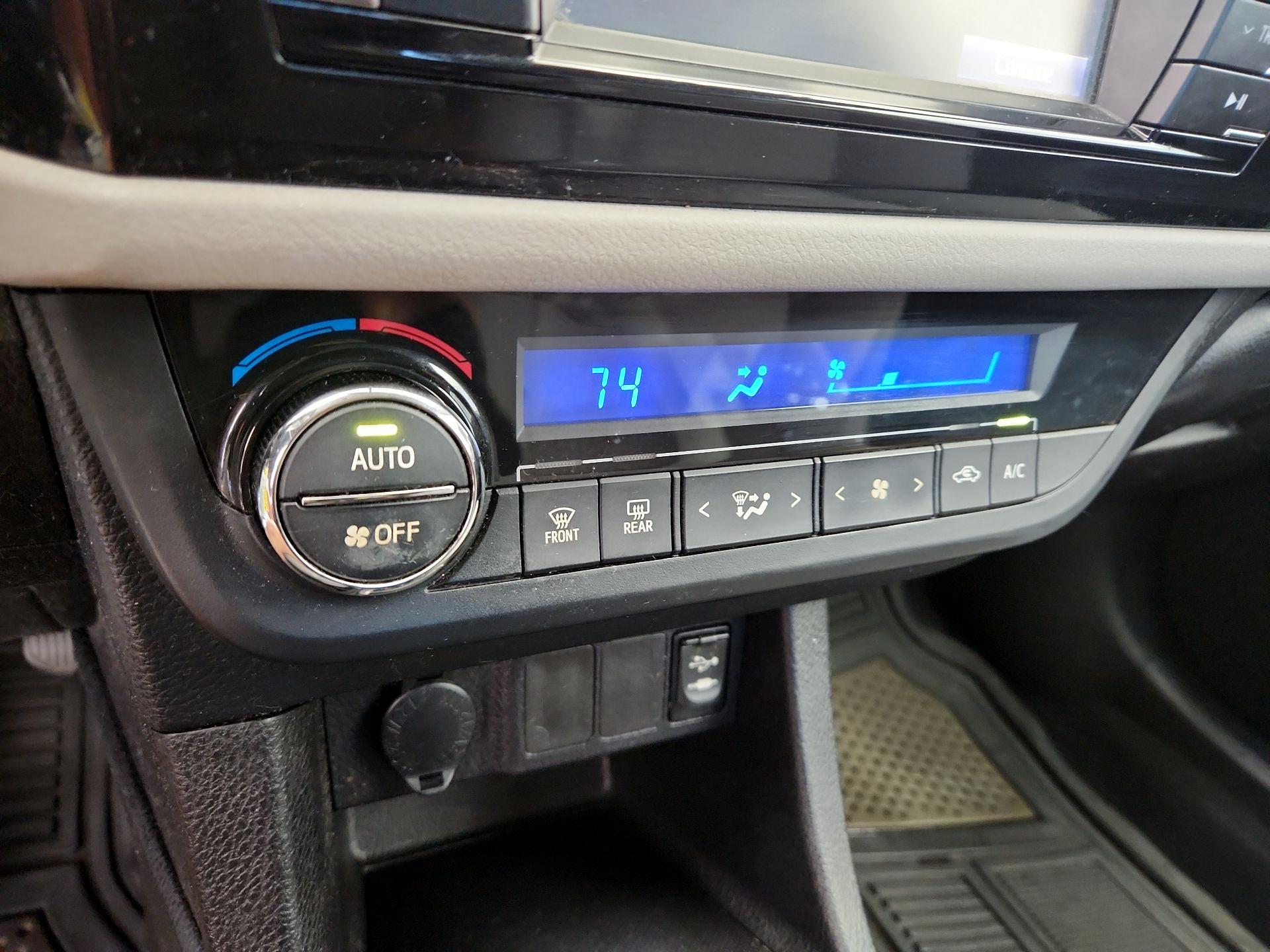 Thumbnail: 2015 Toyota Corolla - 16
