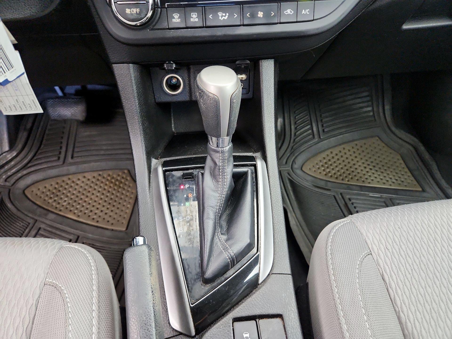 Thumbnail: 2015 Toyota Corolla - 17