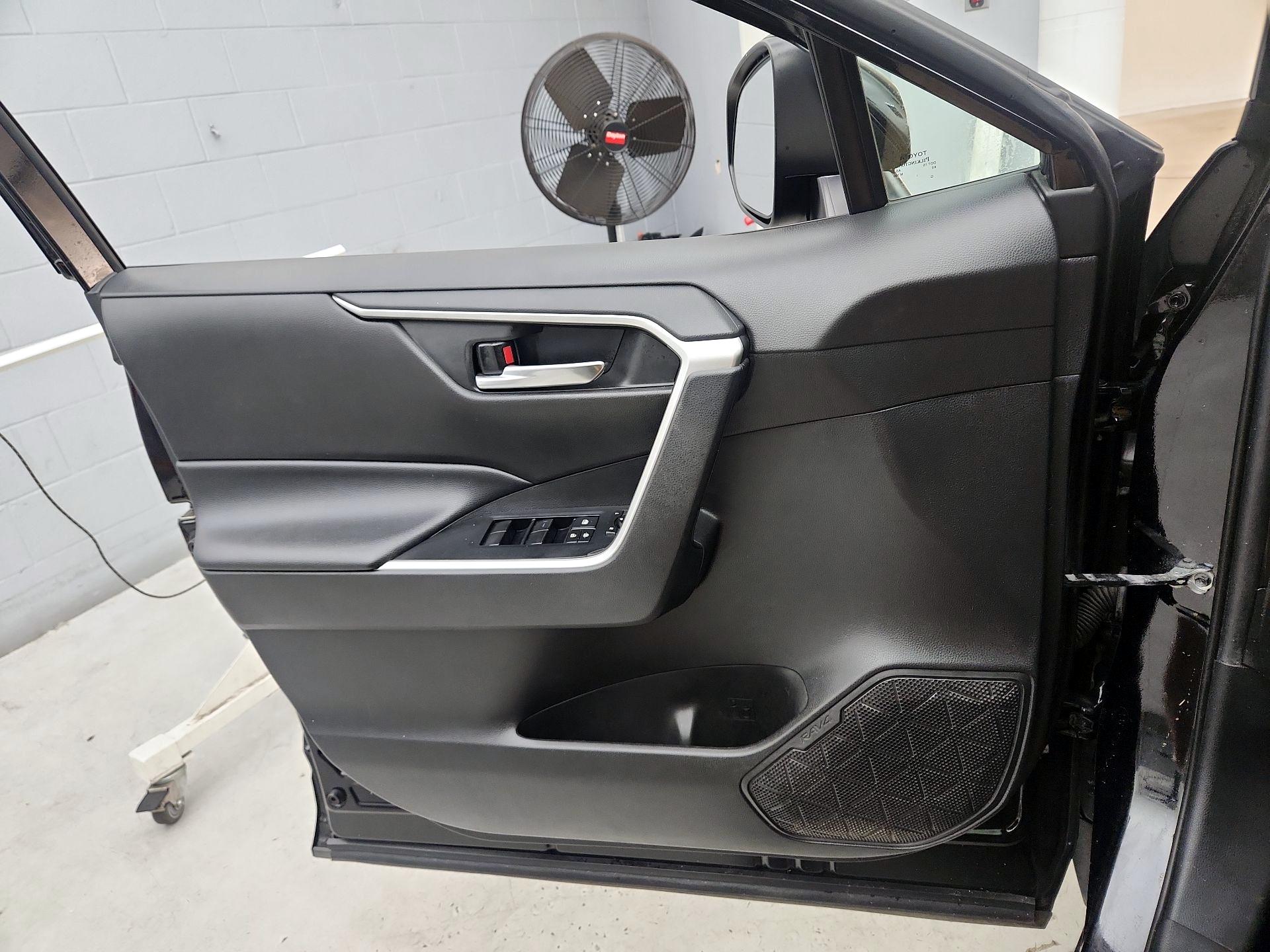 Thumbnail: 2020 Toyota RAV4 - 12