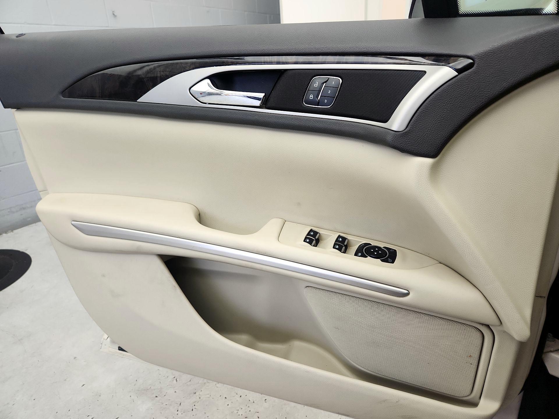 Thumbnail: 2015 Lincoln MKZ - 12