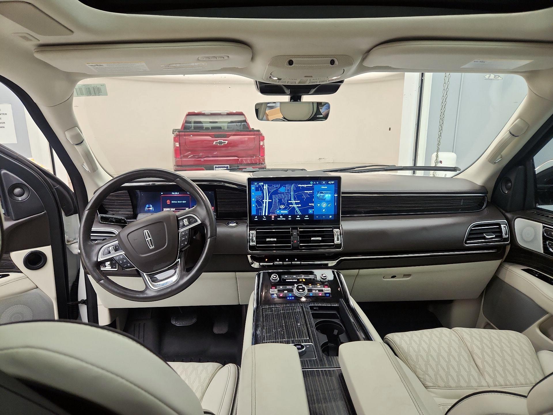 Thumbnail: 2023 Lincoln Navigator L - 9