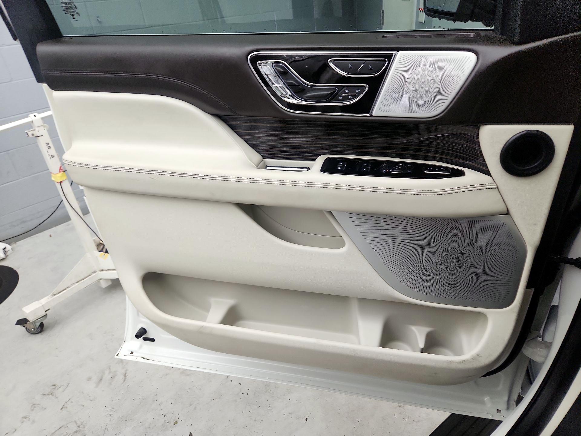 Thumbnail: 2023 Lincoln Navigator L - 12
