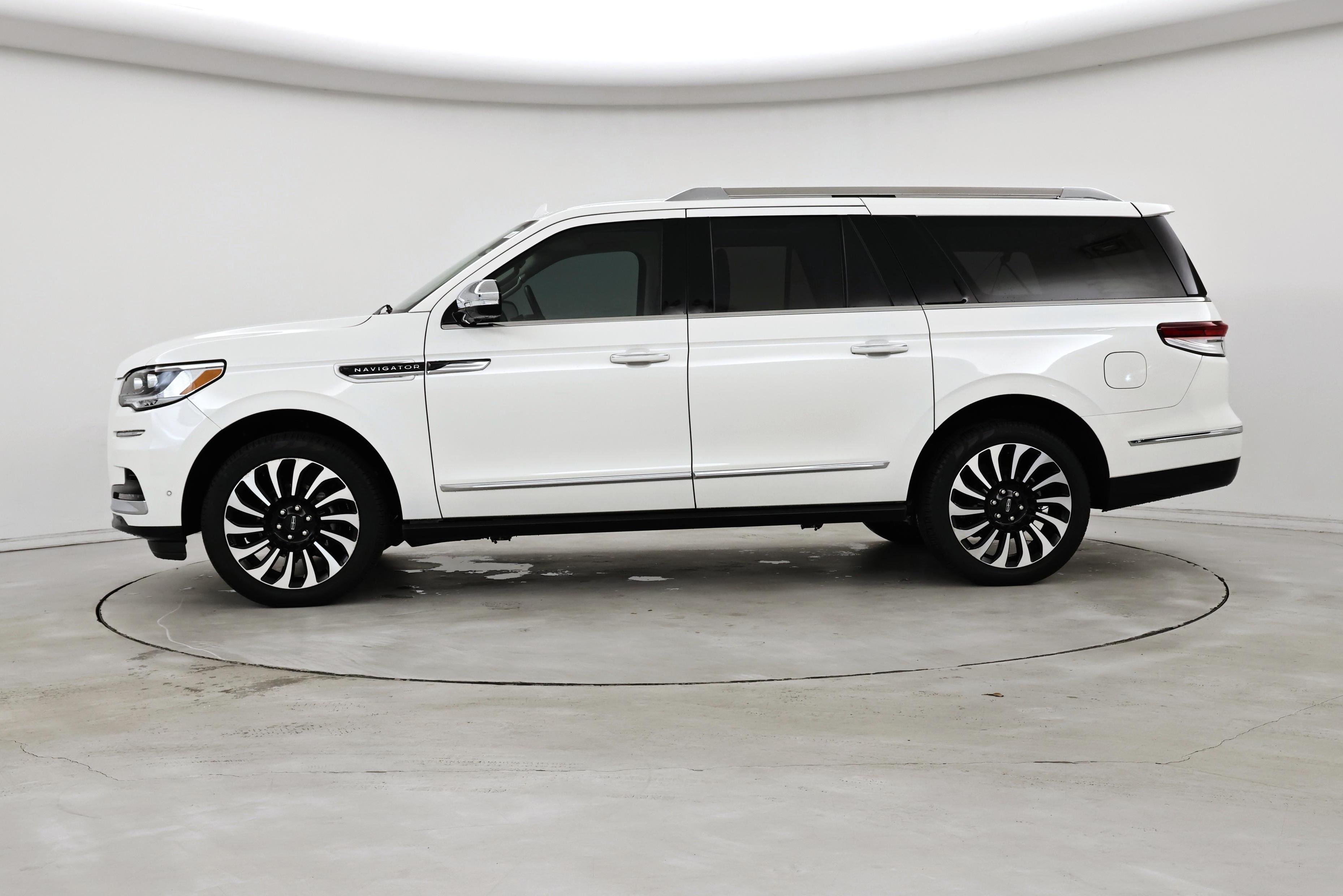 Thumbnail: 2023 Lincoln Navigator L - 3