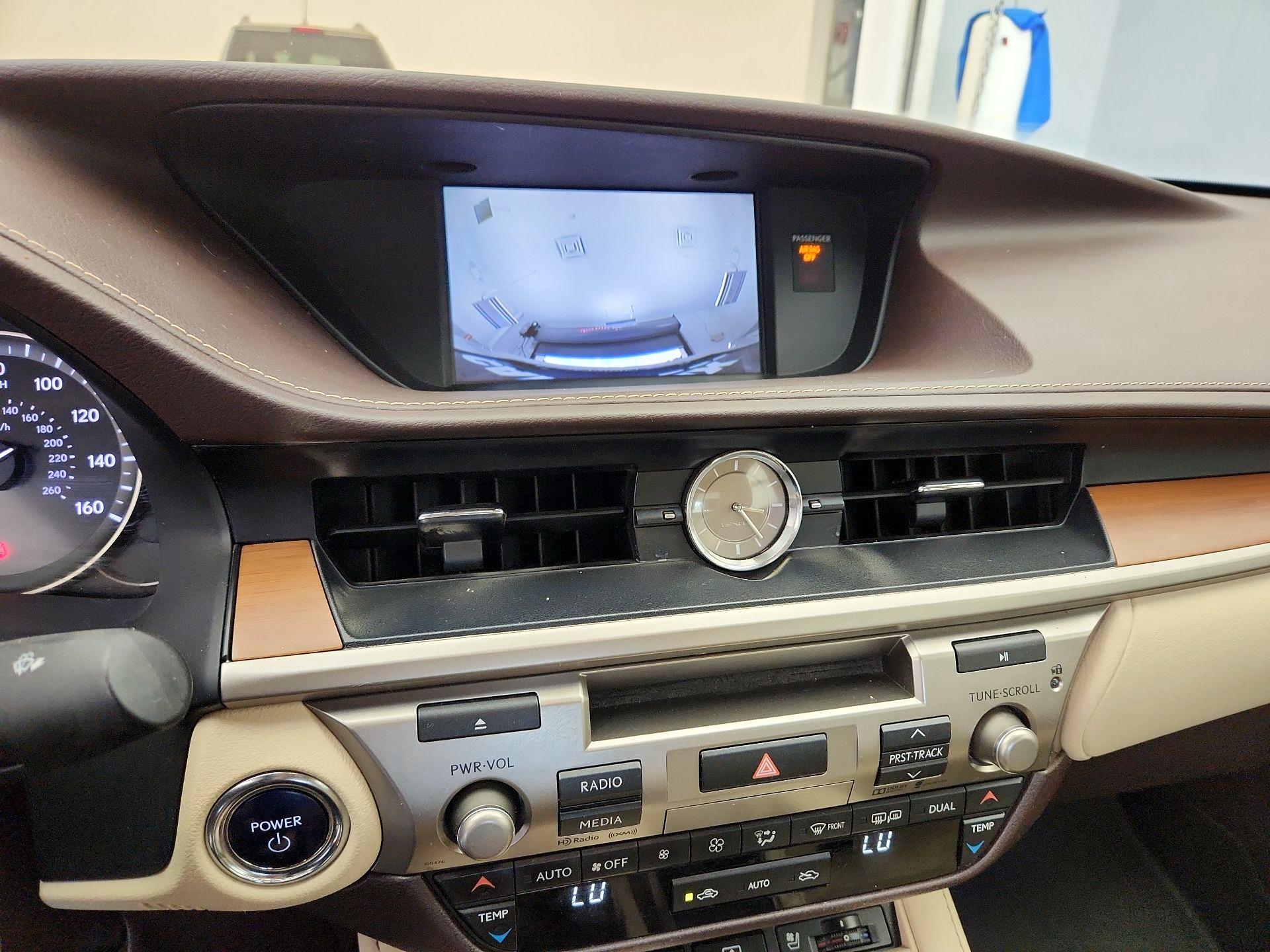 Thumbnail: 2016 Lexus ES - 14