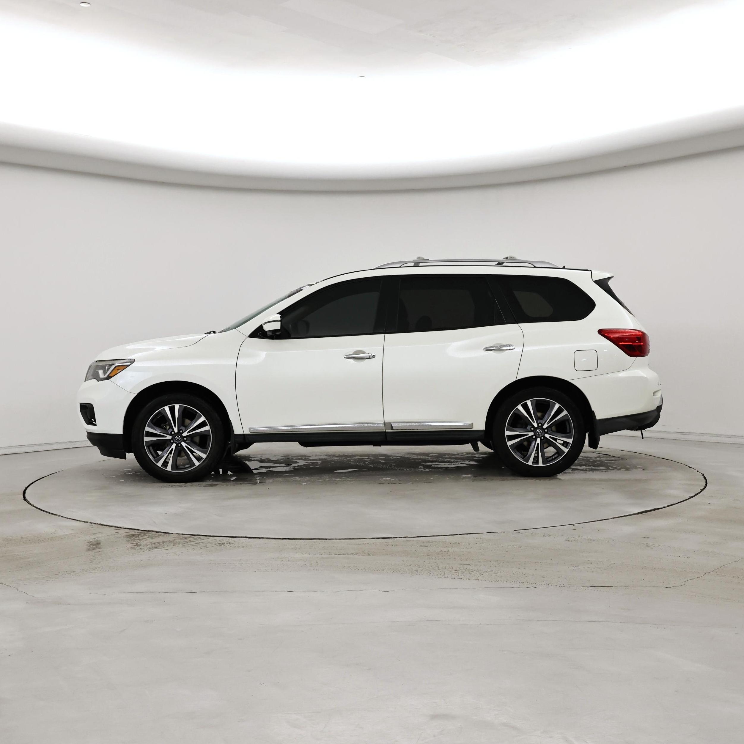 Thumbnail: 2017 Nissan Pathfinder - 3