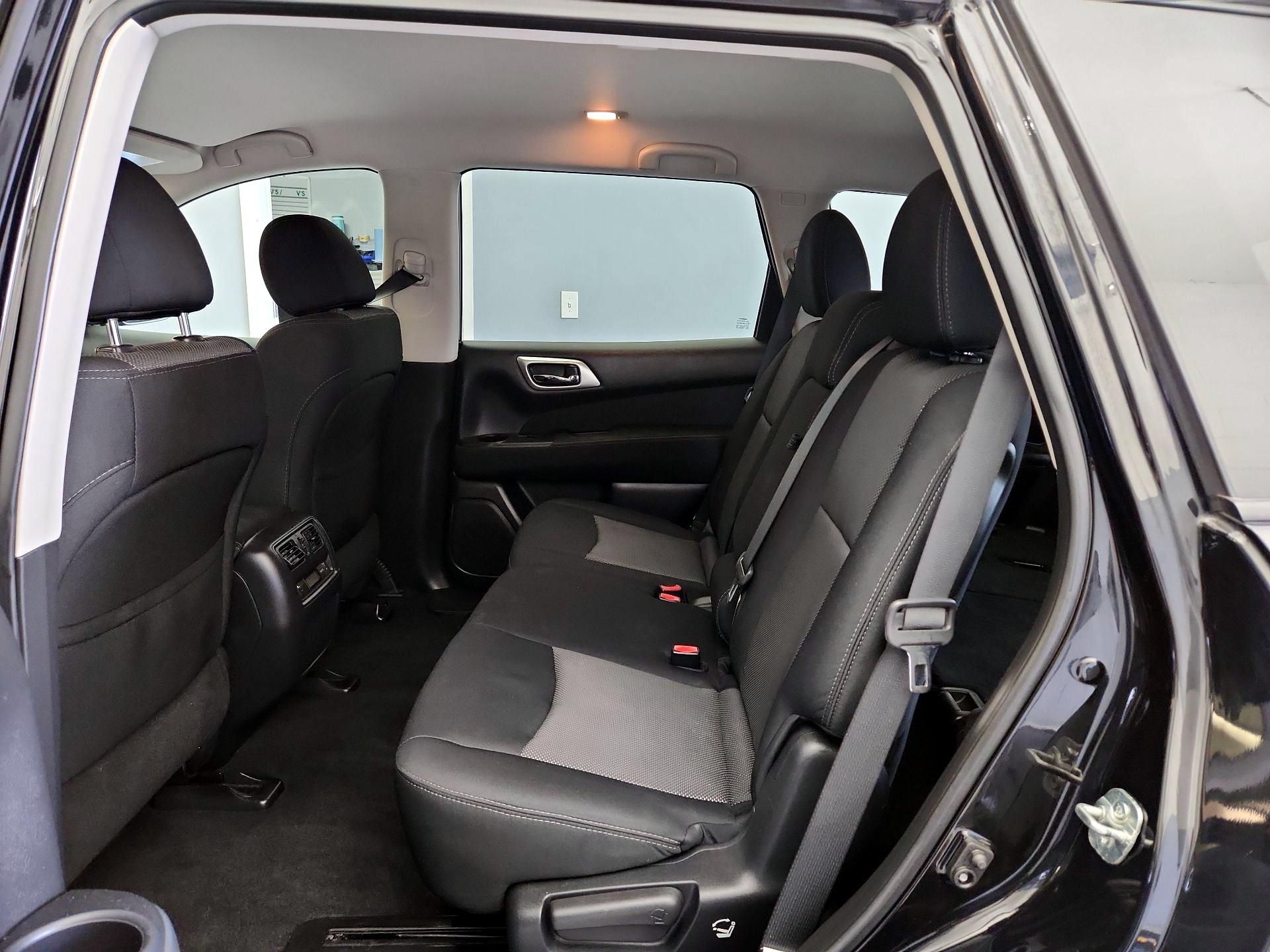 Thumbnail: 2017 Nissan Pathfinder - 18