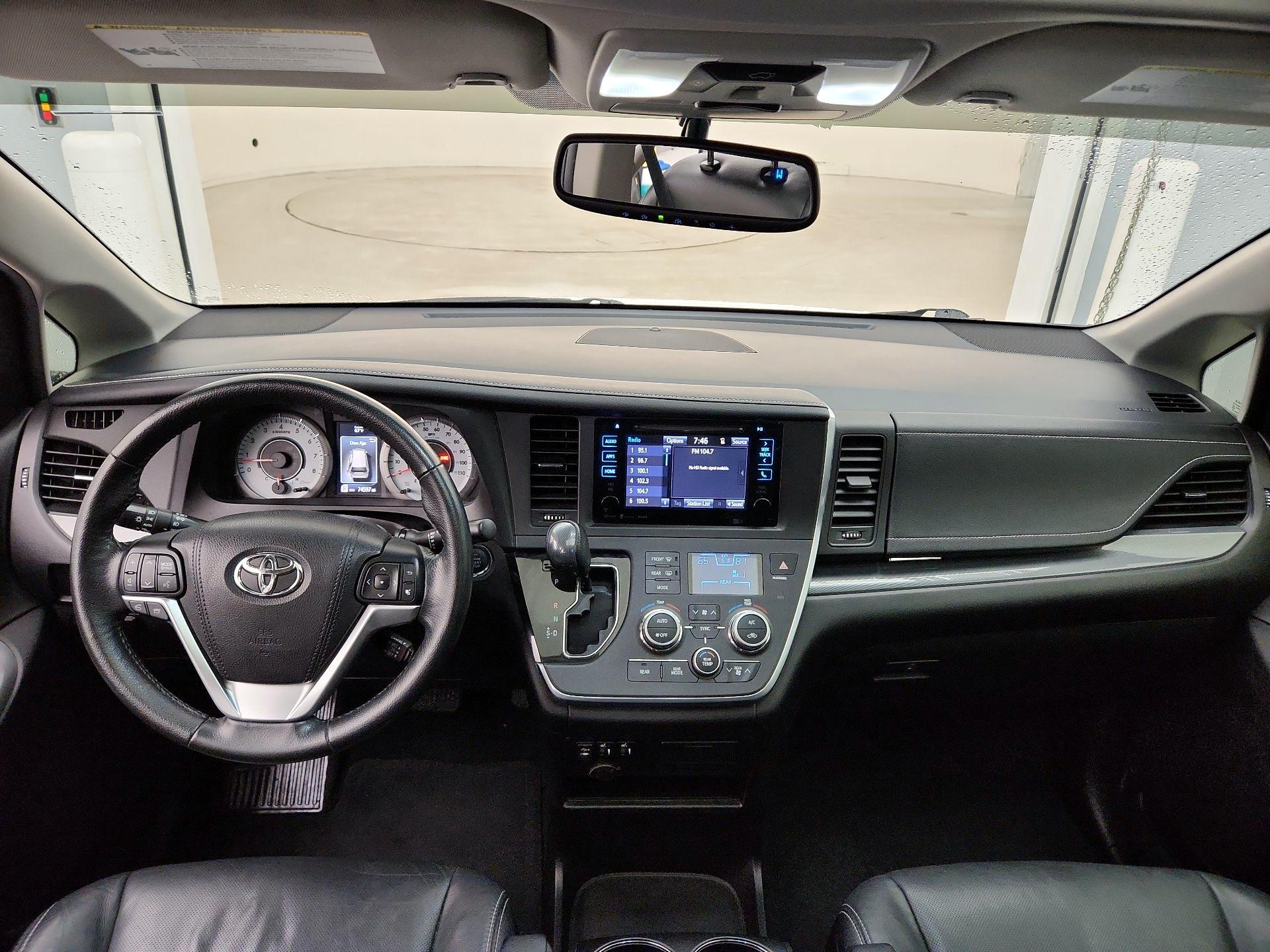 Thumbnail: 2017 Toyota Sienna - 9