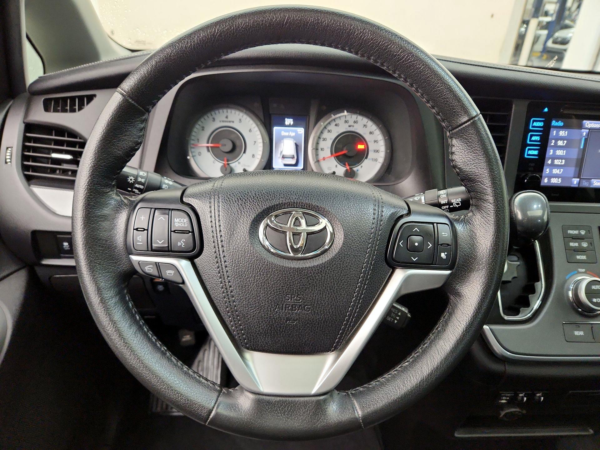 Thumbnail: 2017 Toyota Sienna - 10