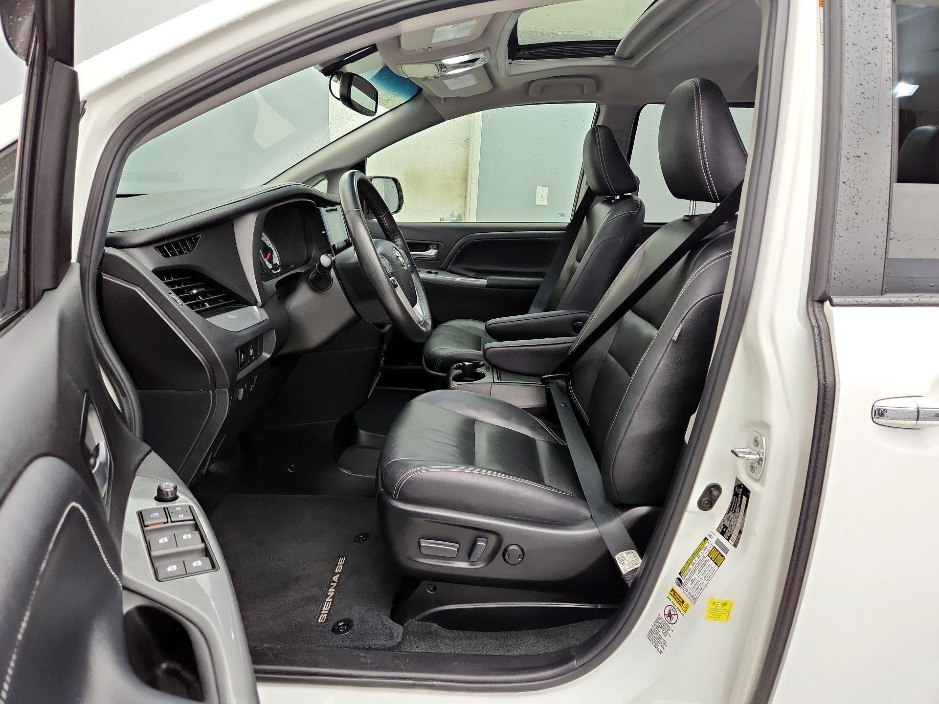 Thumbnail: 2017 Toyota Sienna - 11