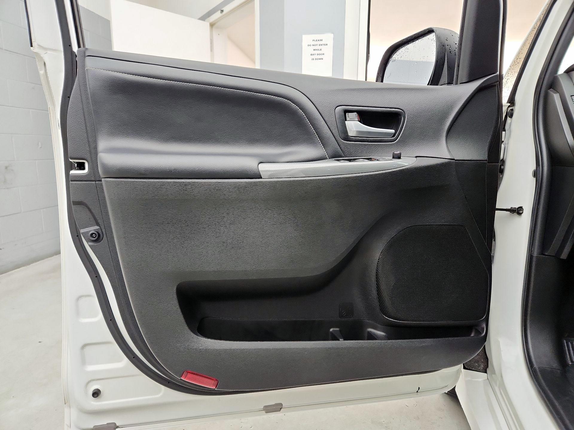 Thumbnail: 2017 Toyota Sienna - 12